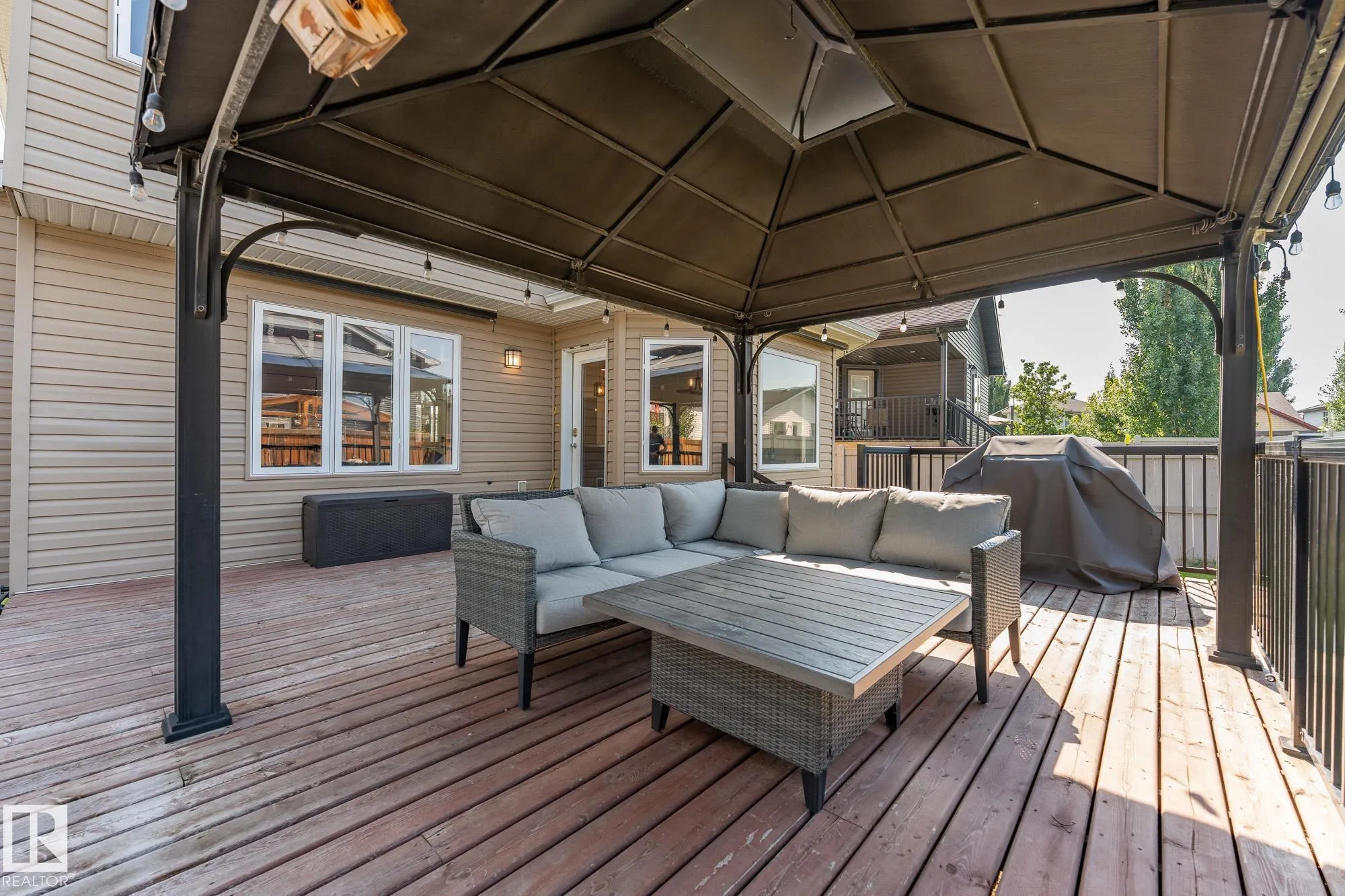 64 WILLOWBY Close