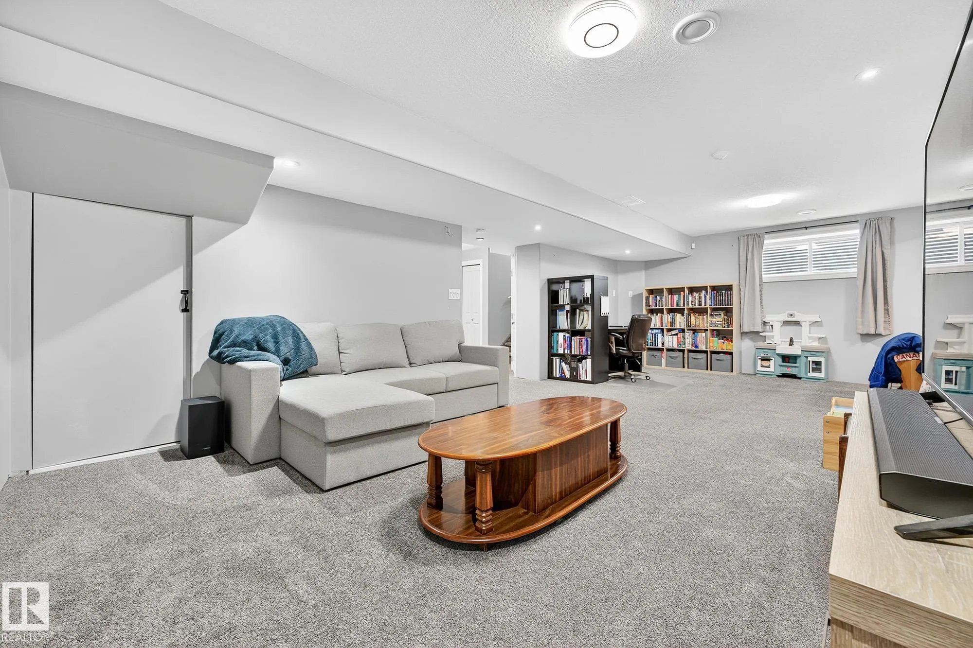 64 WILLOWBY Close