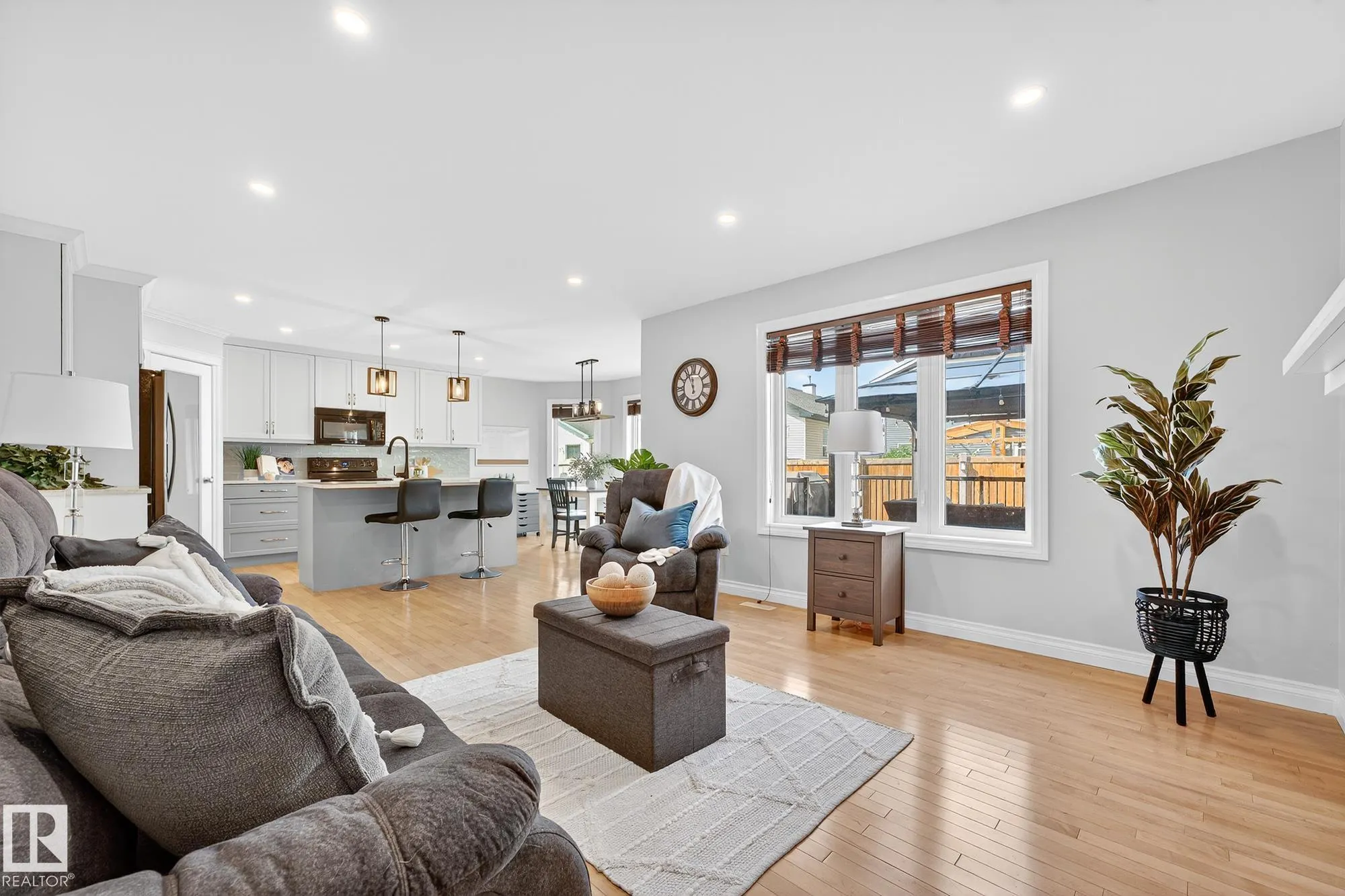 64 WILLOWBY Close