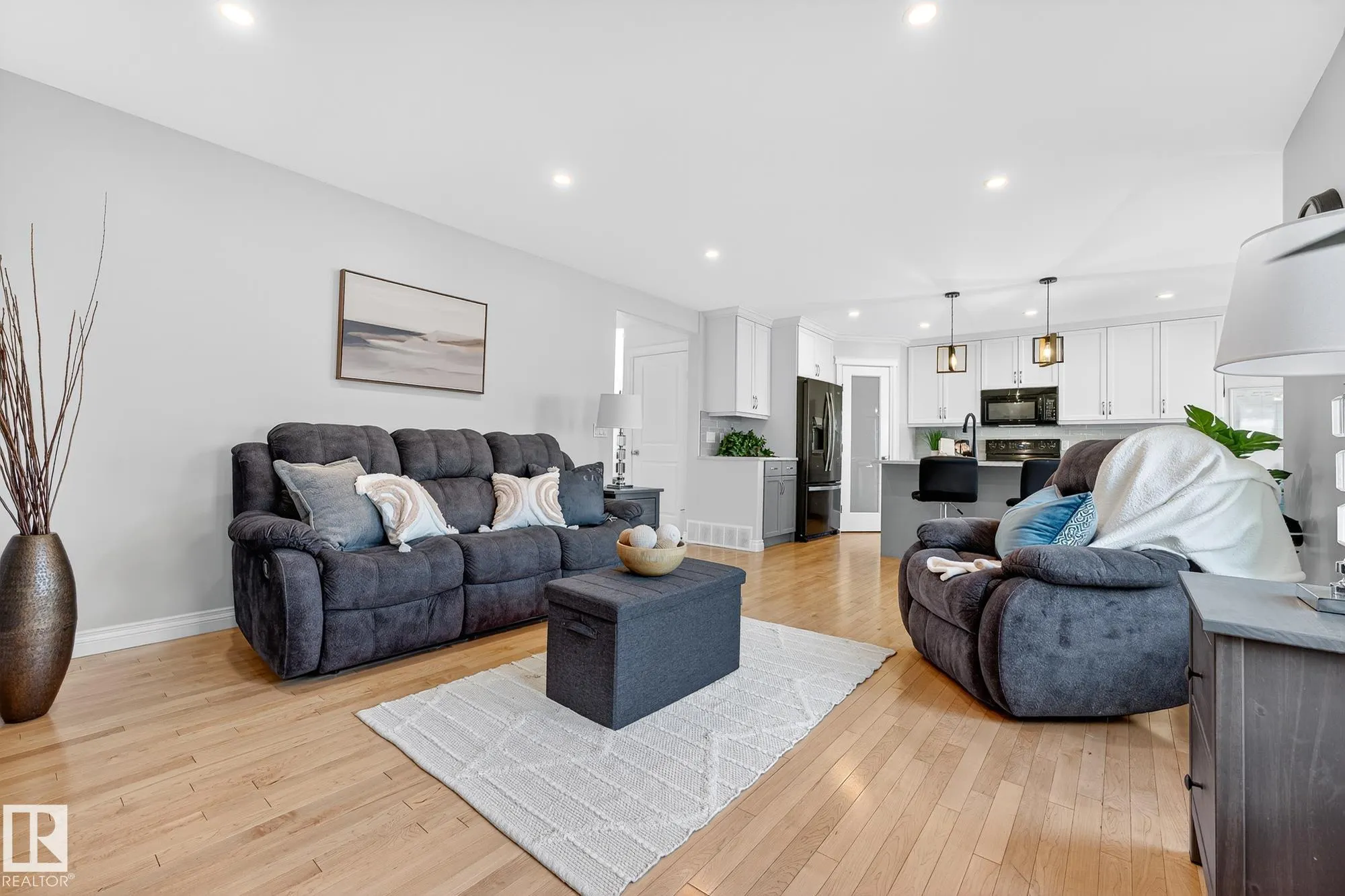 64 WILLOWBY Close