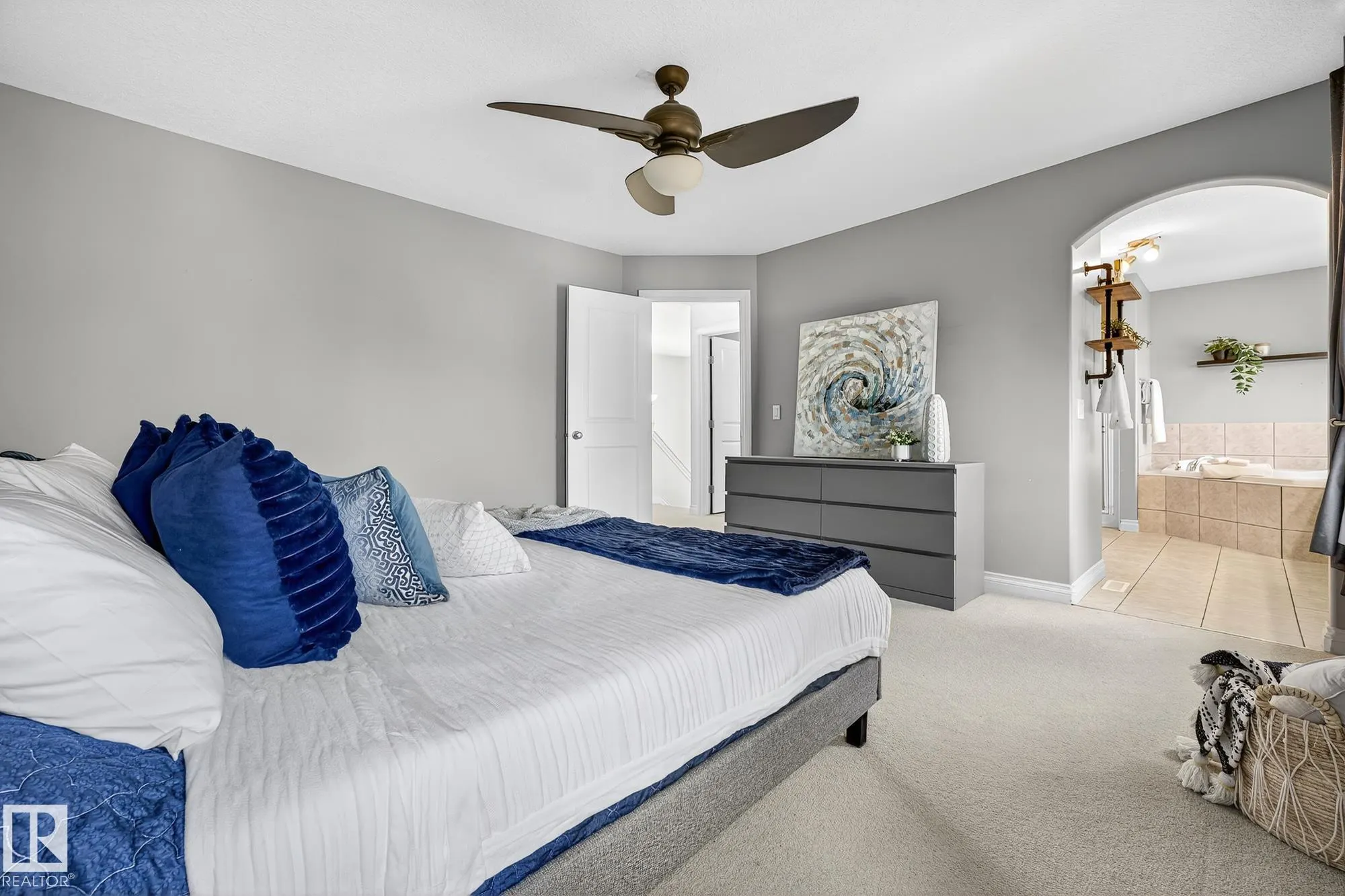 64 WILLOWBY Close