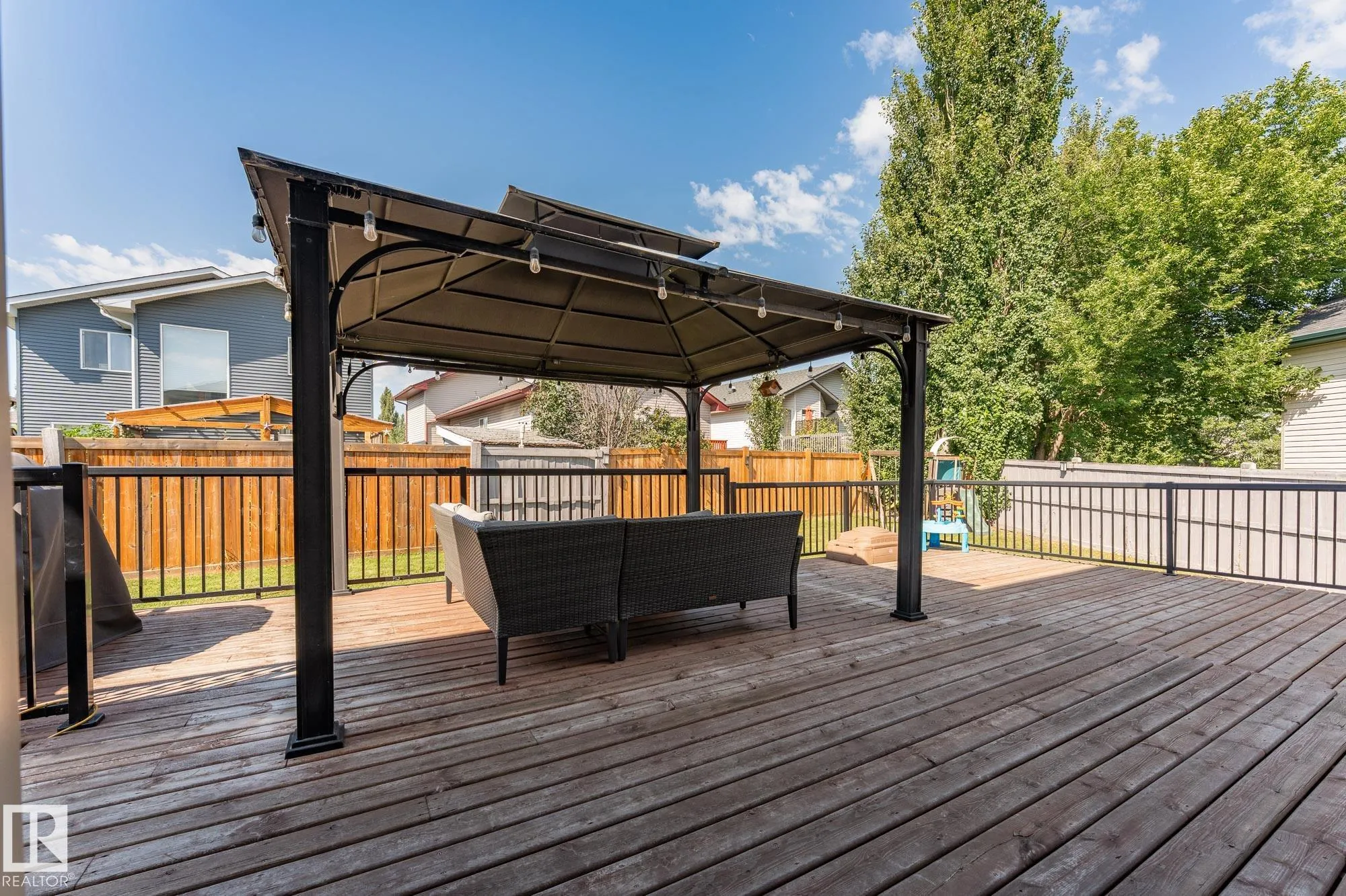 64 WILLOWBY Close