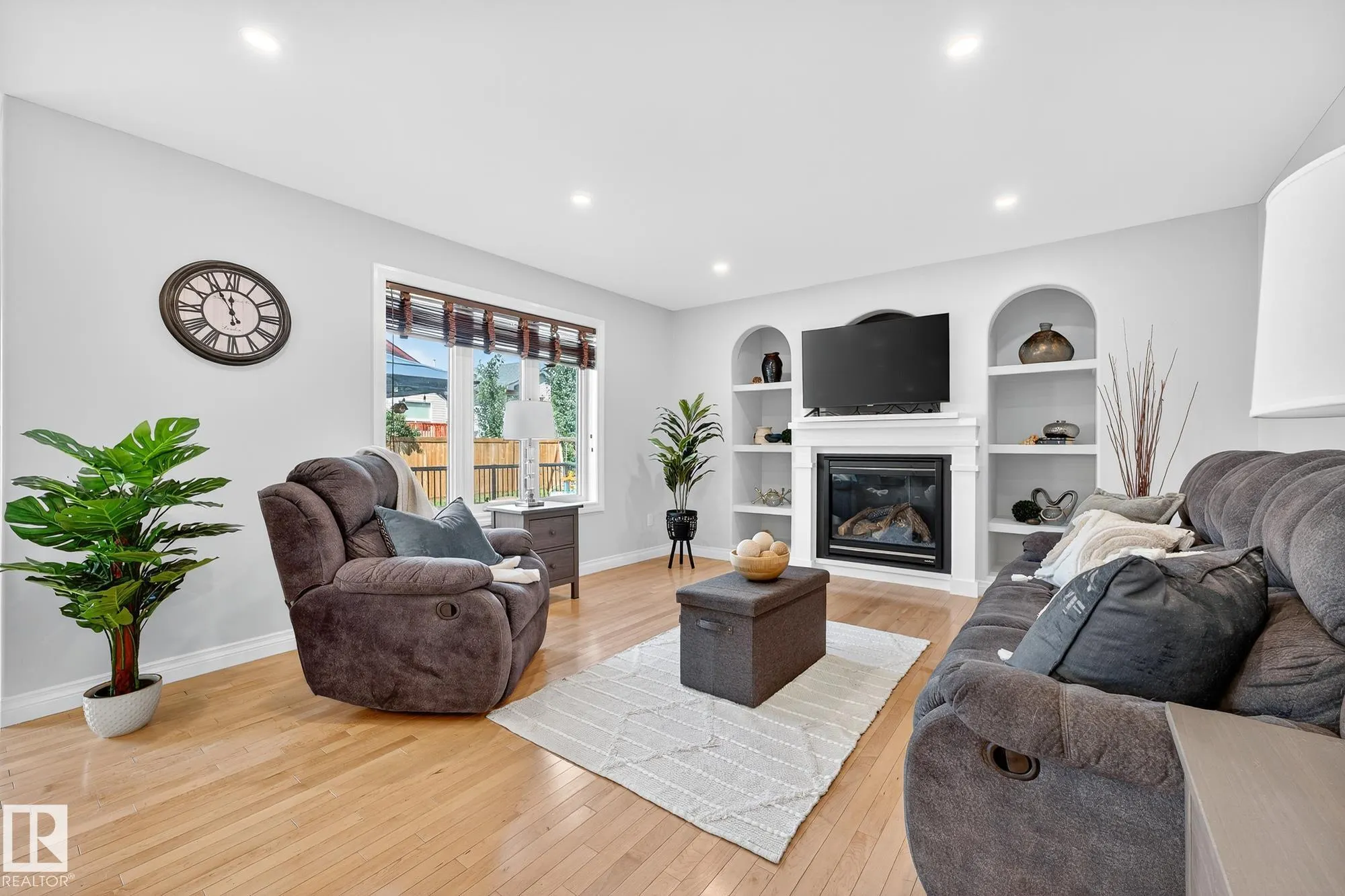 64 WILLOWBY Close