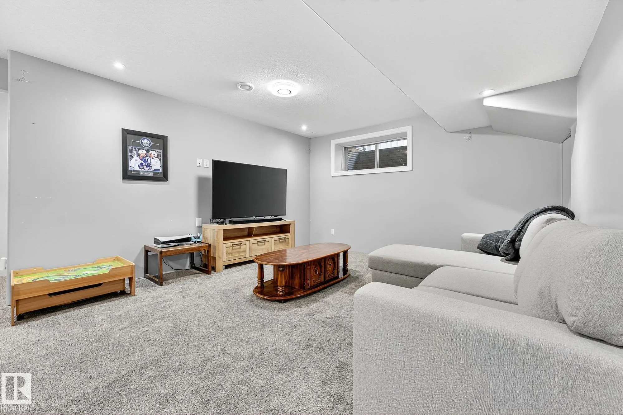 64 WILLOWBY Close