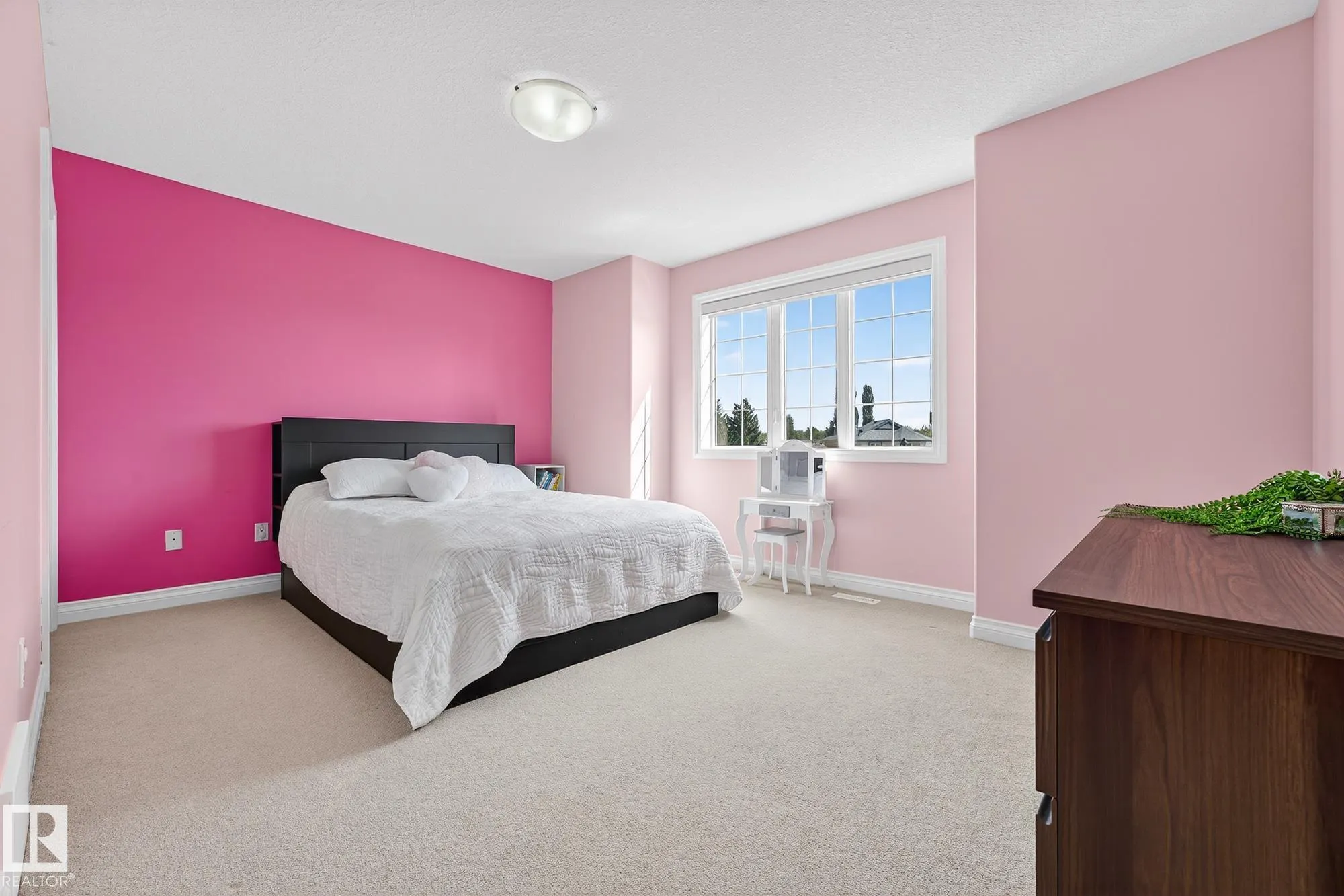 64 WILLOWBY Close