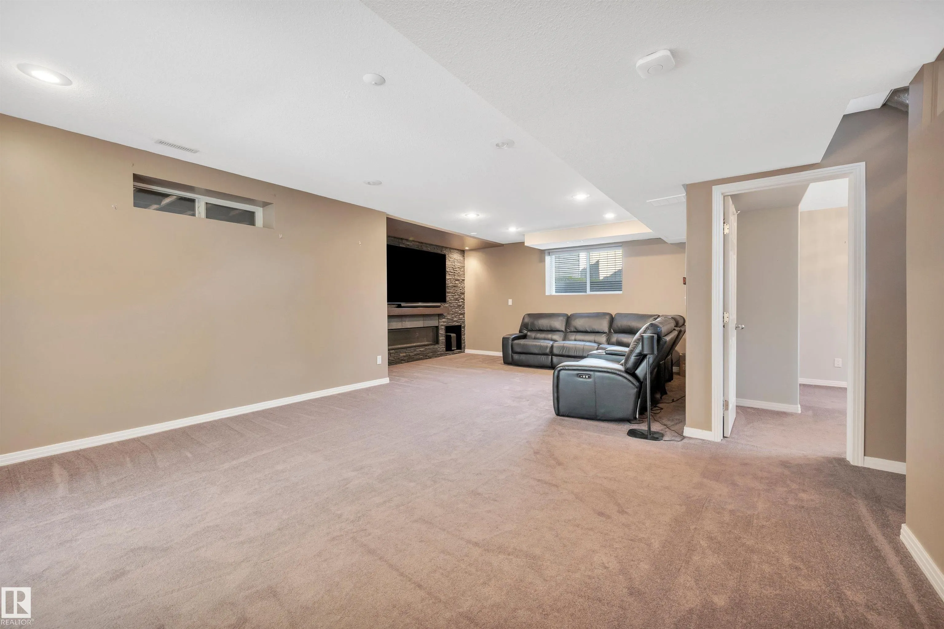 21 OSBORNE Close