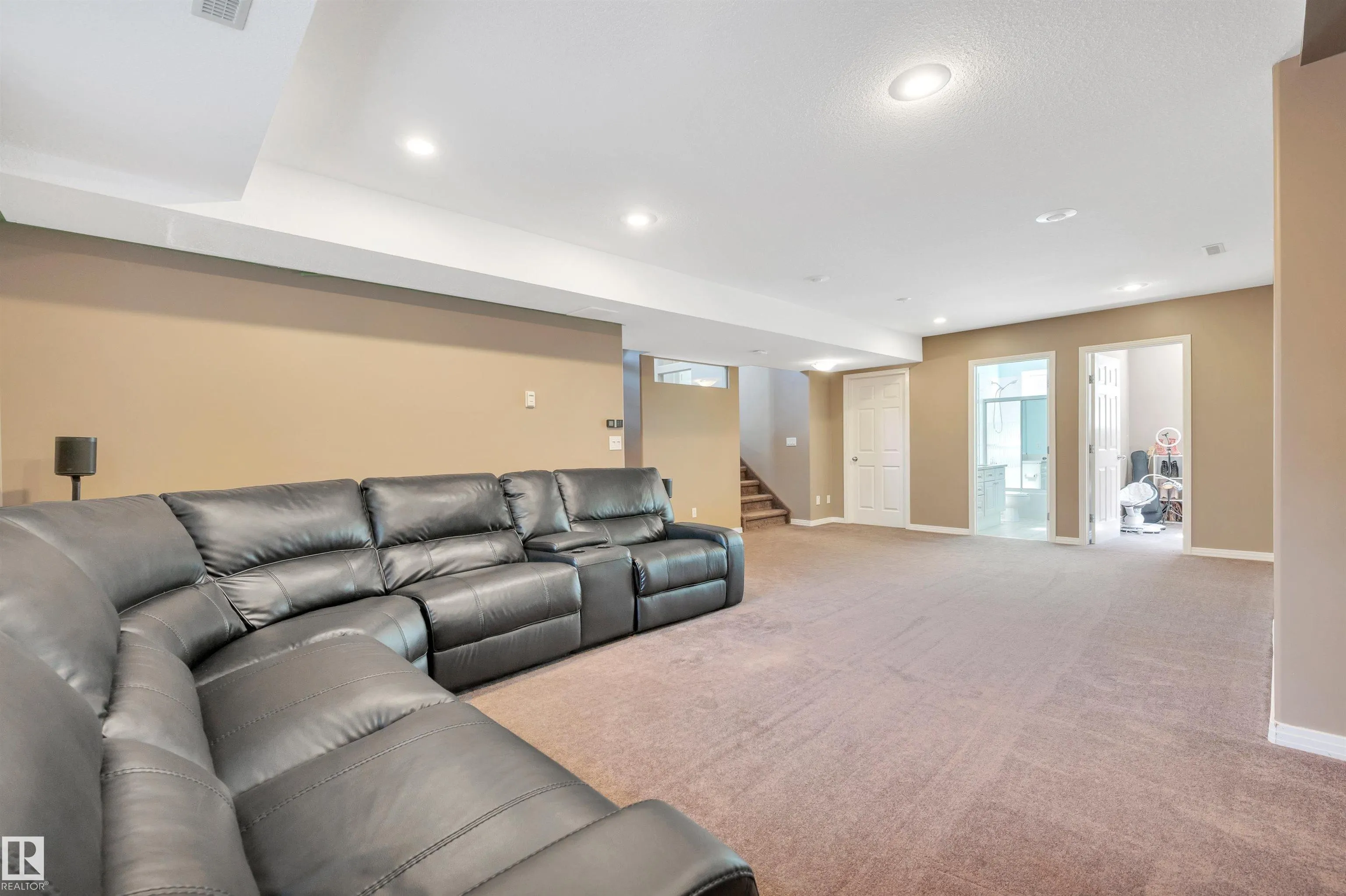 21 OSBORNE Close