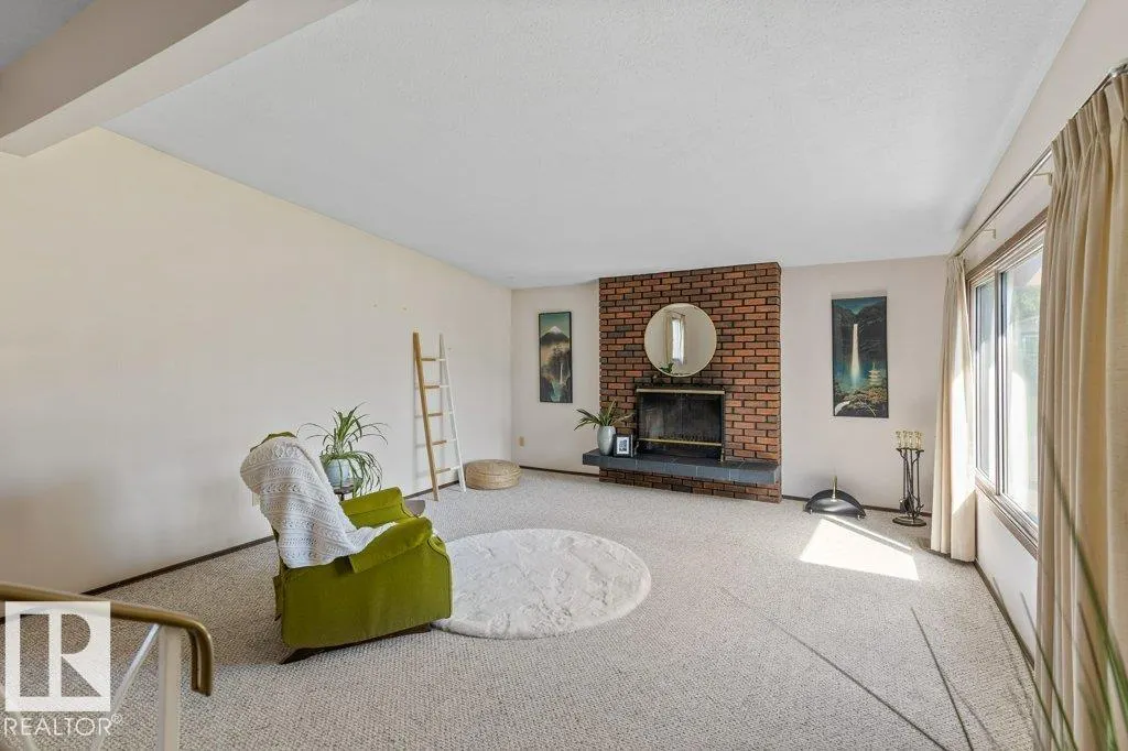 13 LUCERNE Crescent