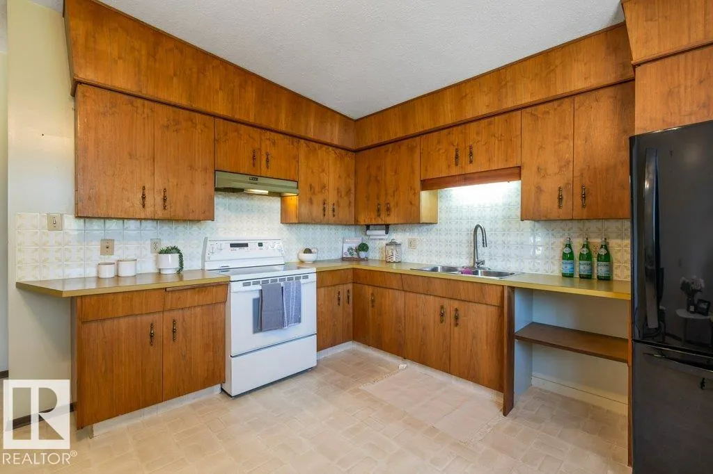 13 LUCERNE Crescent