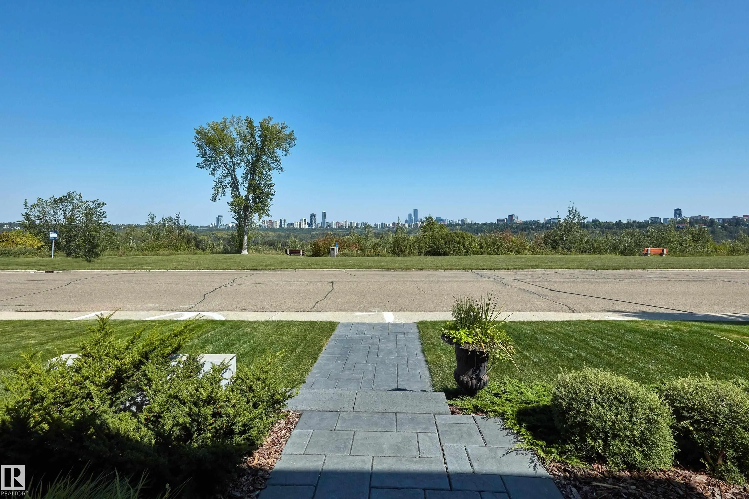 8928 VALLEYVIEW Drive
