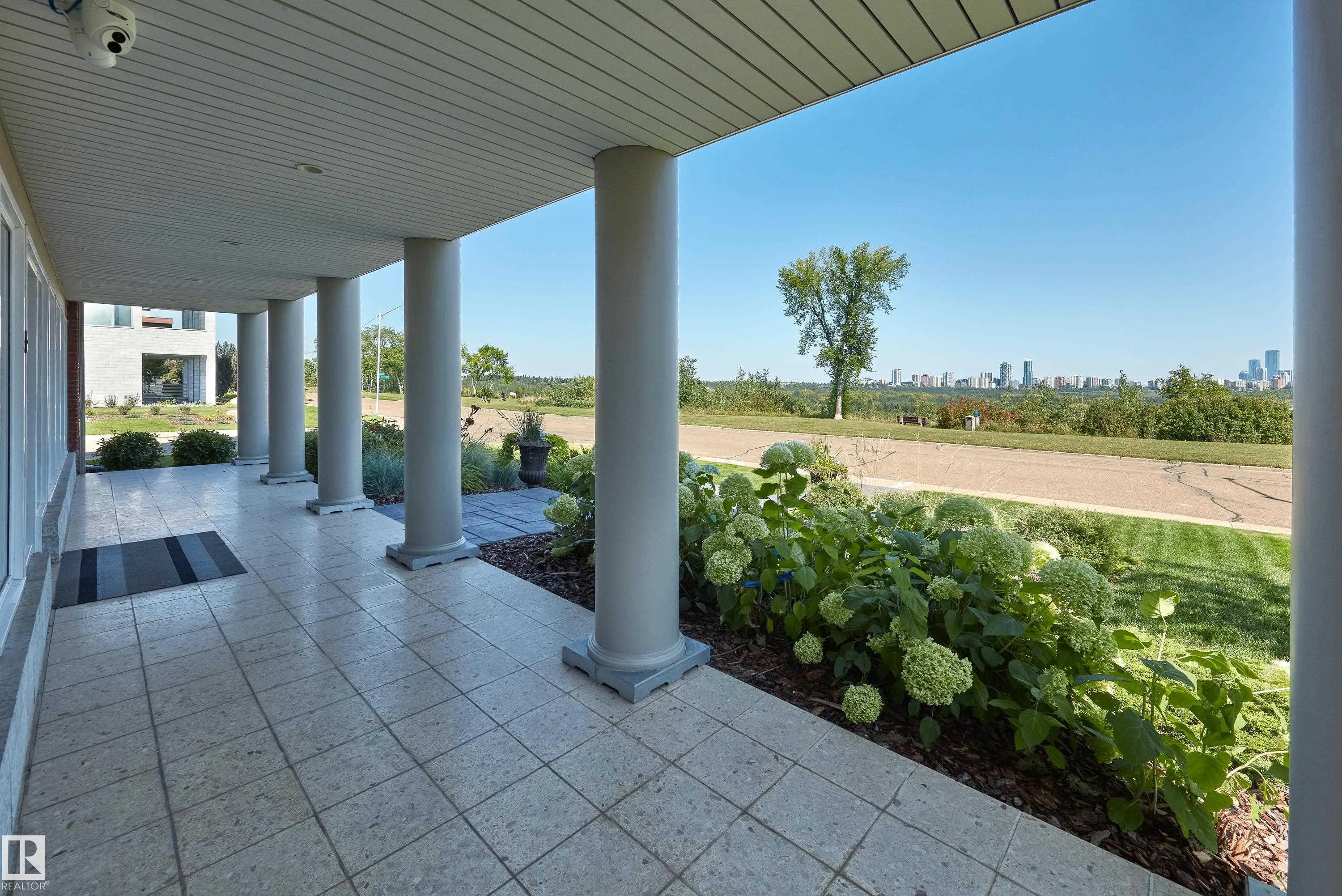 8928 VALLEYVIEW Drive