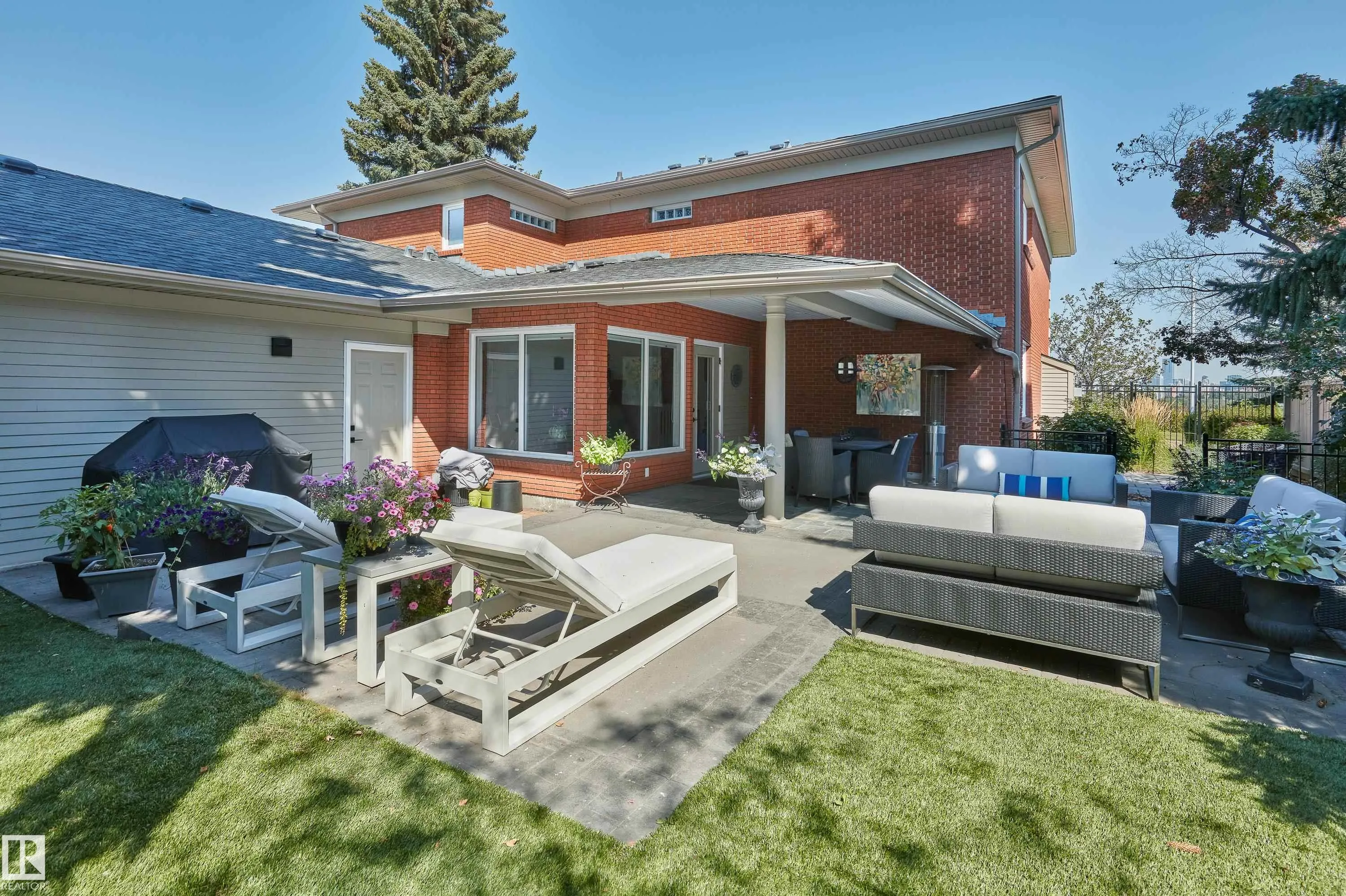 8928 VALLEYVIEW Drive