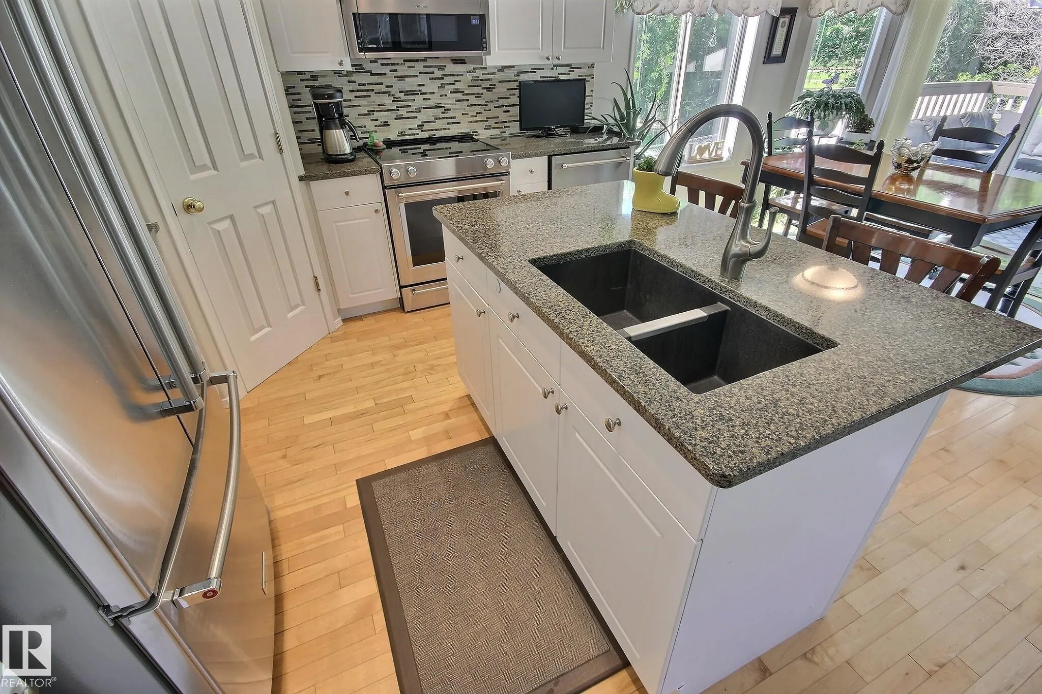 428 RAINBOW Crescent