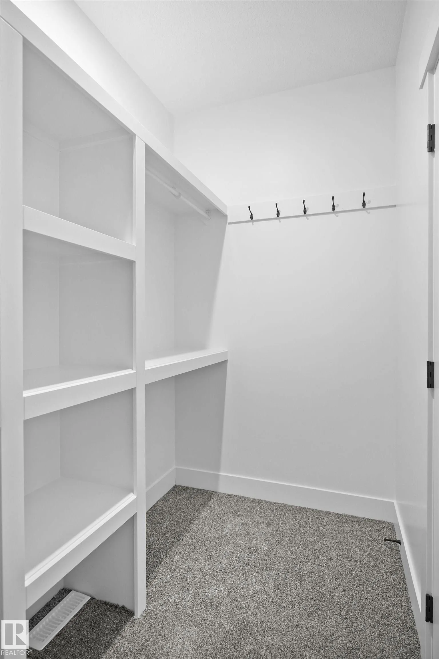 233 LINDEN Loop