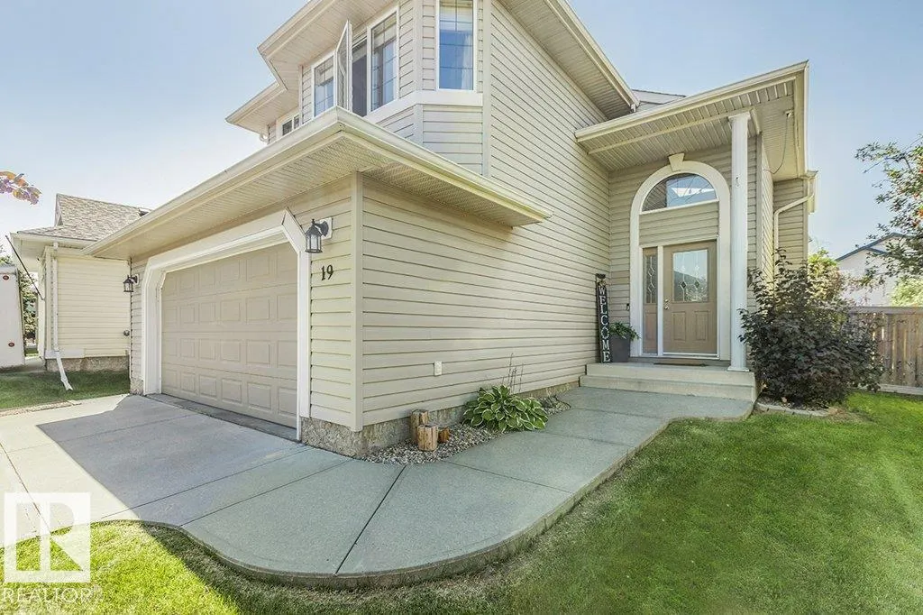 19 HILLDOWNS Drive
