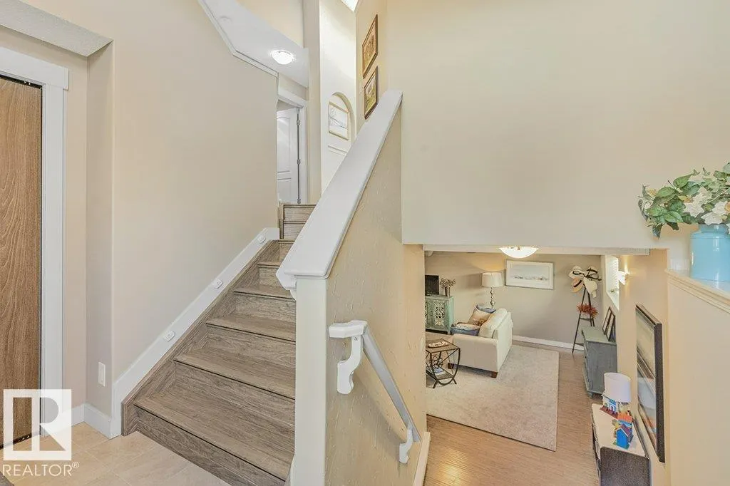 19 HILLDOWNS Drive