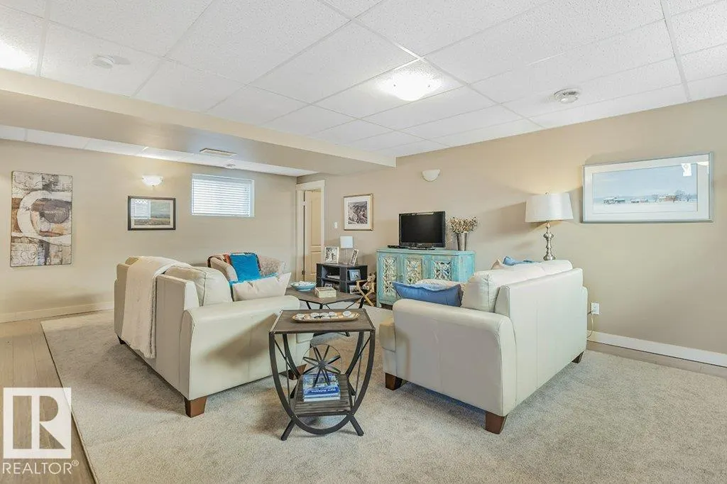 19 HILLDOWNS Drive
