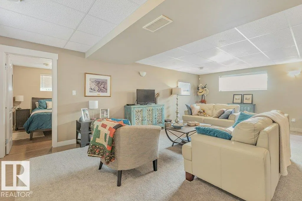 19 HILLDOWNS Drive