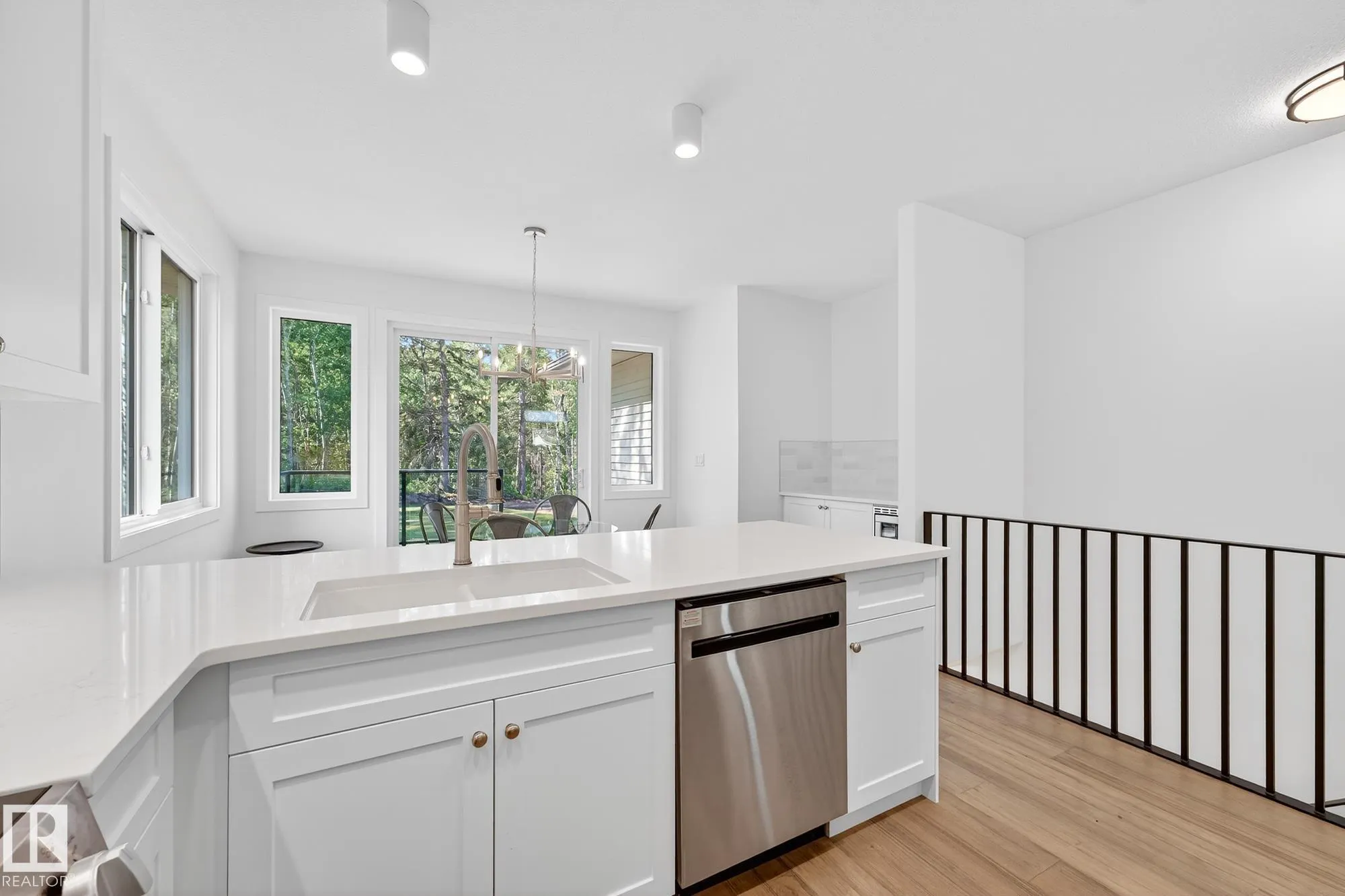 112 HERON POINT Close