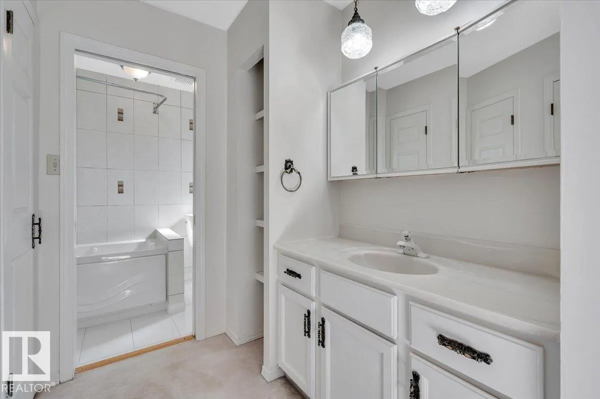 823 RICHARDS Crescent