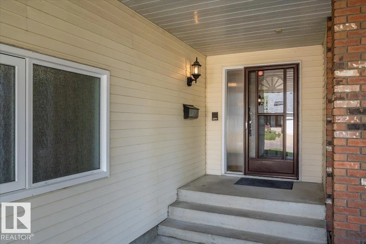823 RICHARDS Crescent