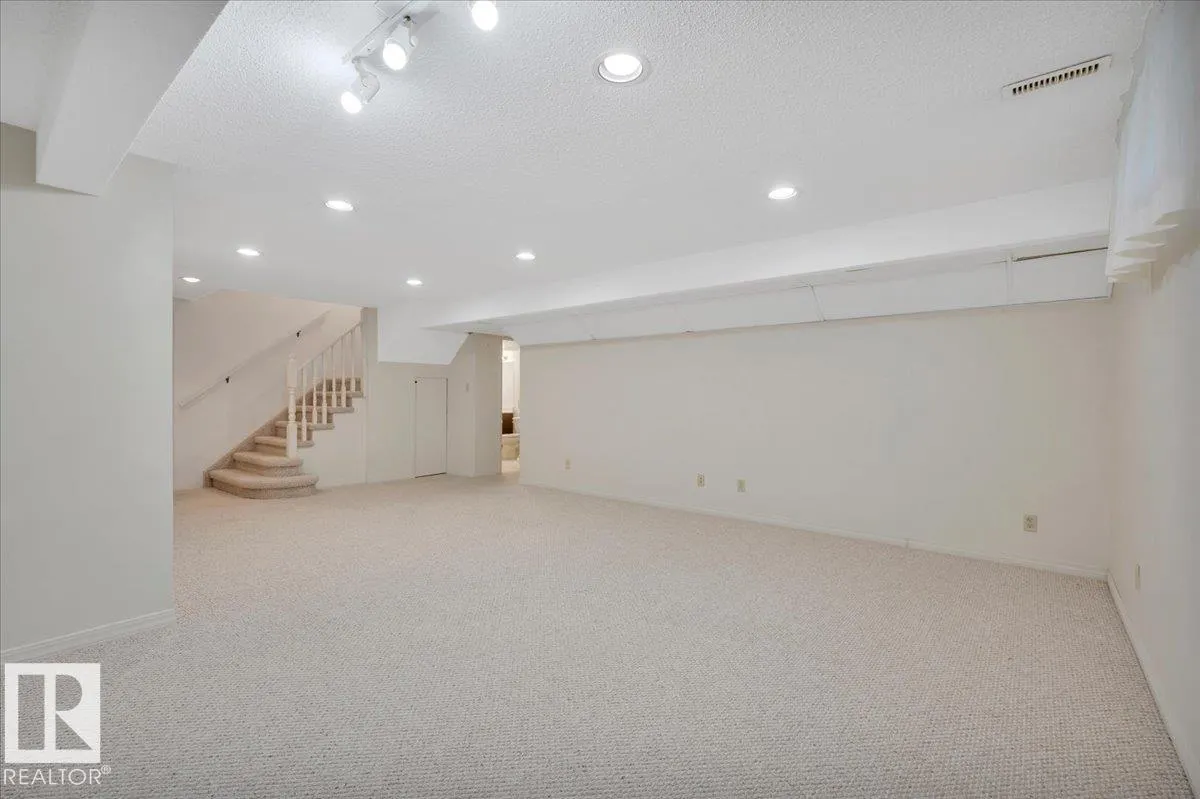 823 RICHARDS Crescent
