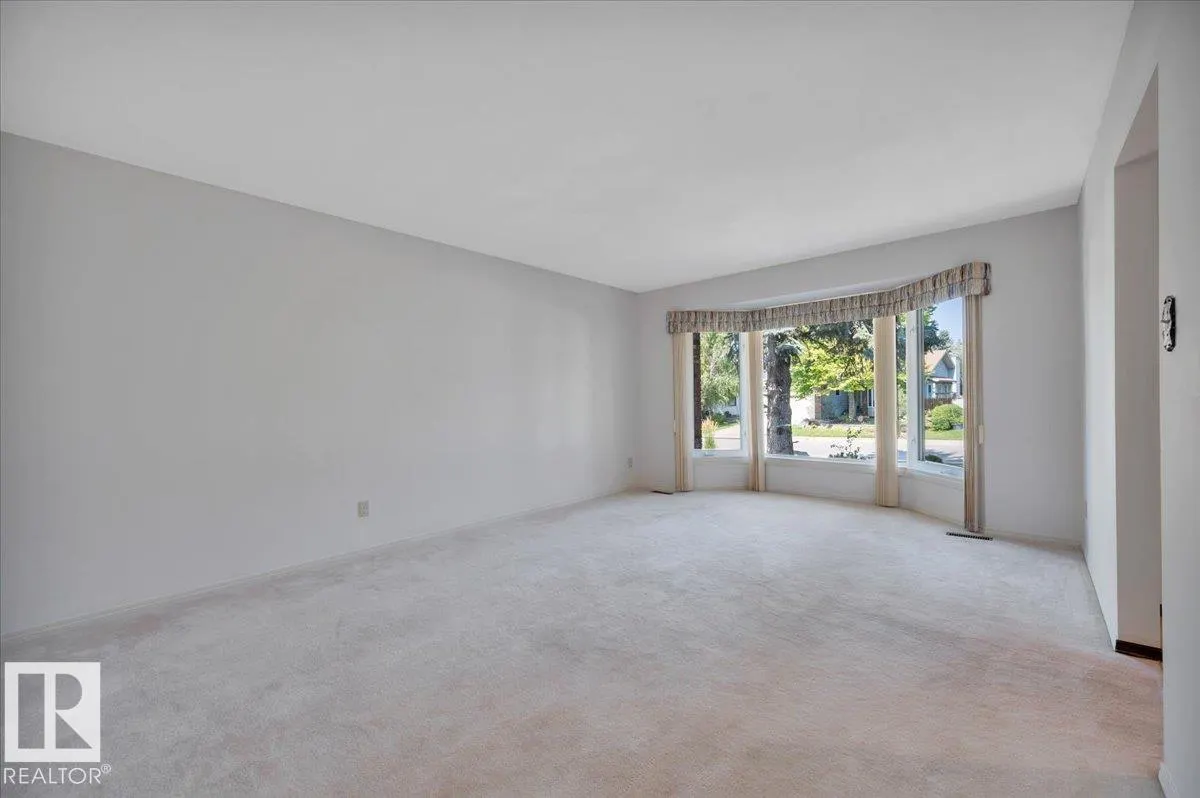 823 RICHARDS Crescent