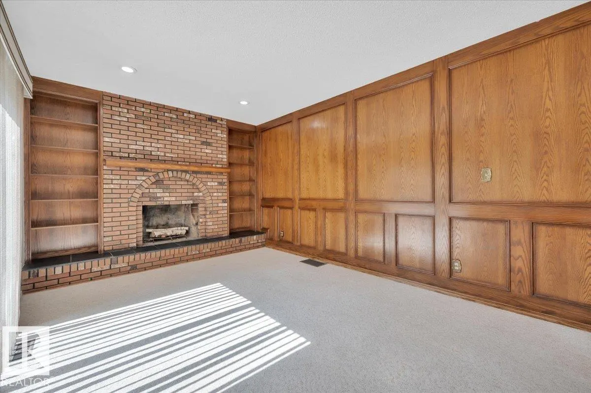823 RICHARDS Crescent