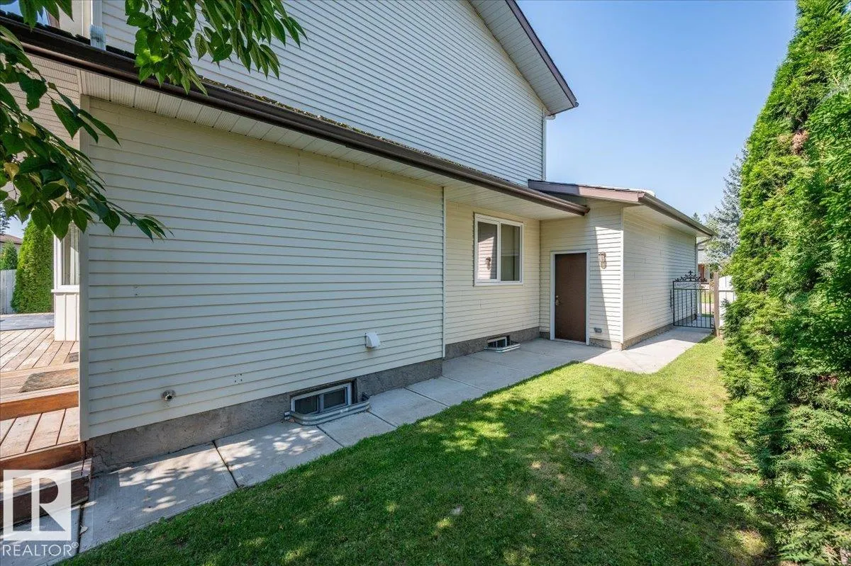 823 RICHARDS Crescent