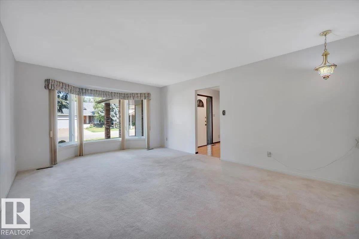 823 RICHARDS Crescent