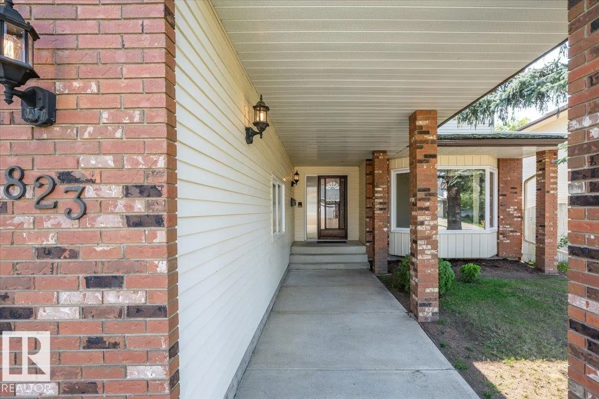 823 RICHARDS Crescent