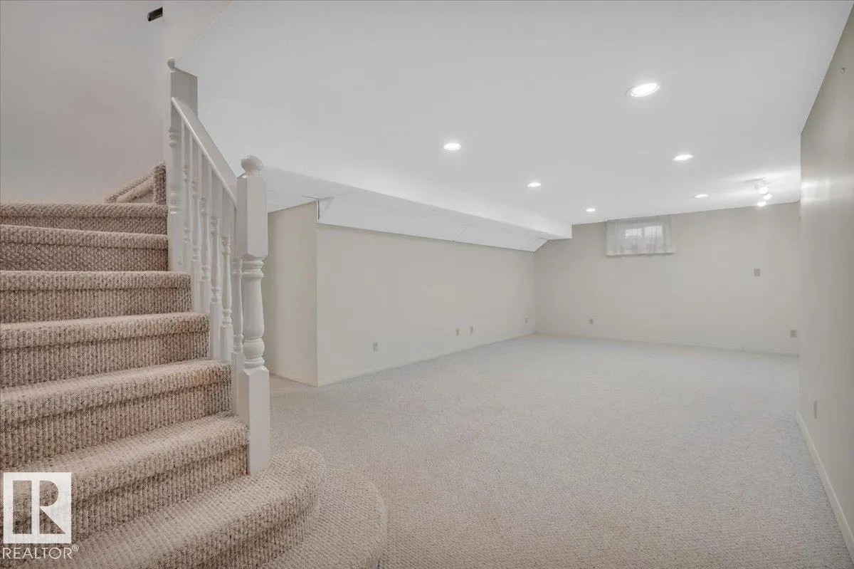 823 RICHARDS Crescent
