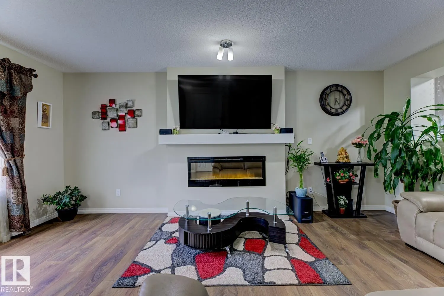 754 Eagleson Crescent