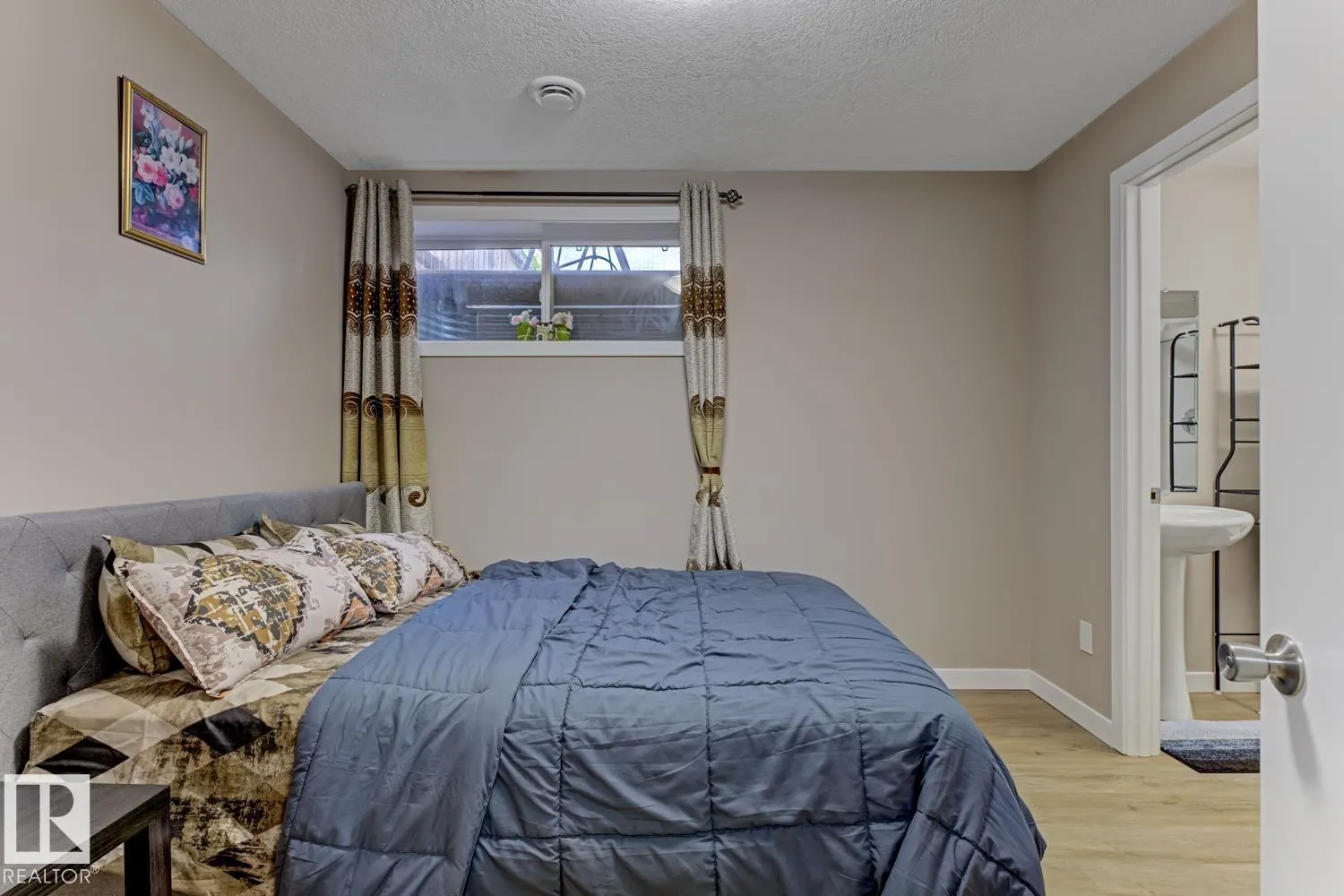 754 Eagleson Crescent