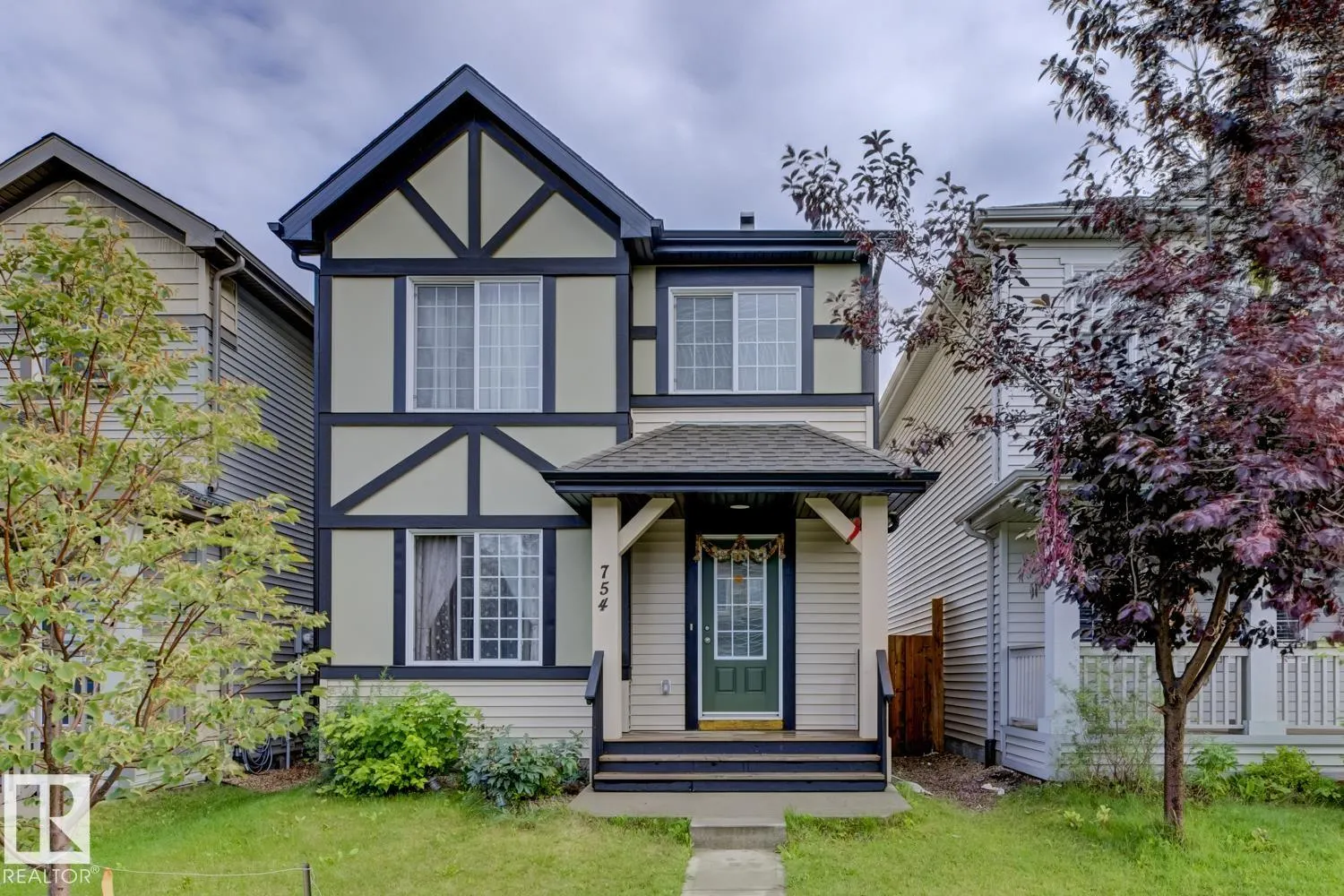 754 Eagleson Crescent