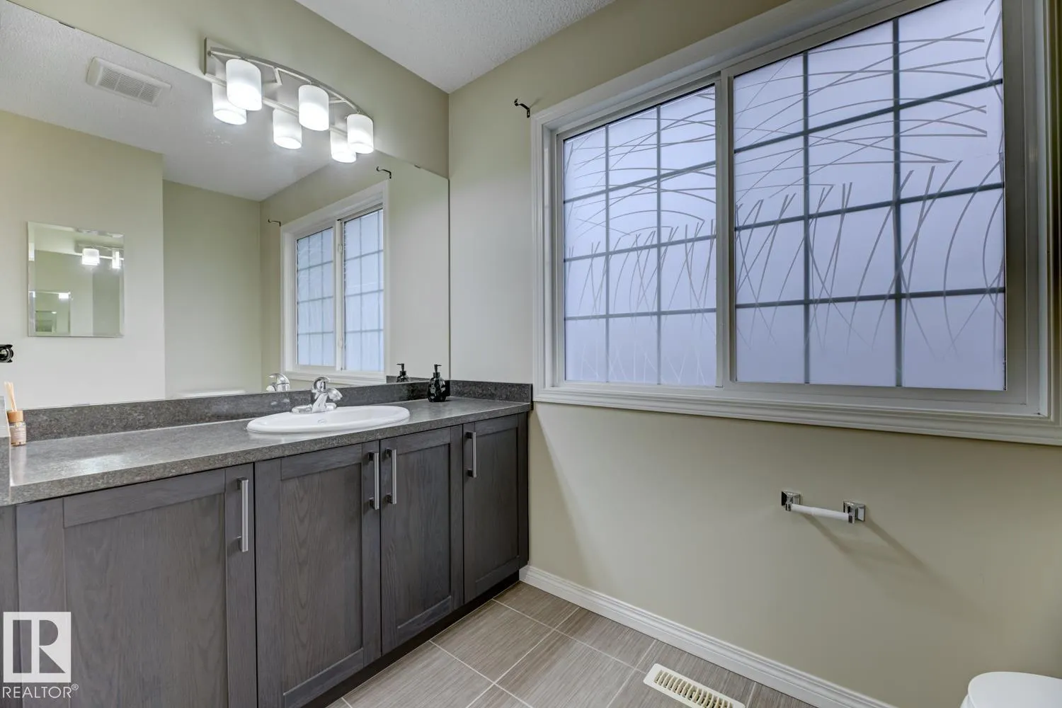 754 Eagleson Crescent