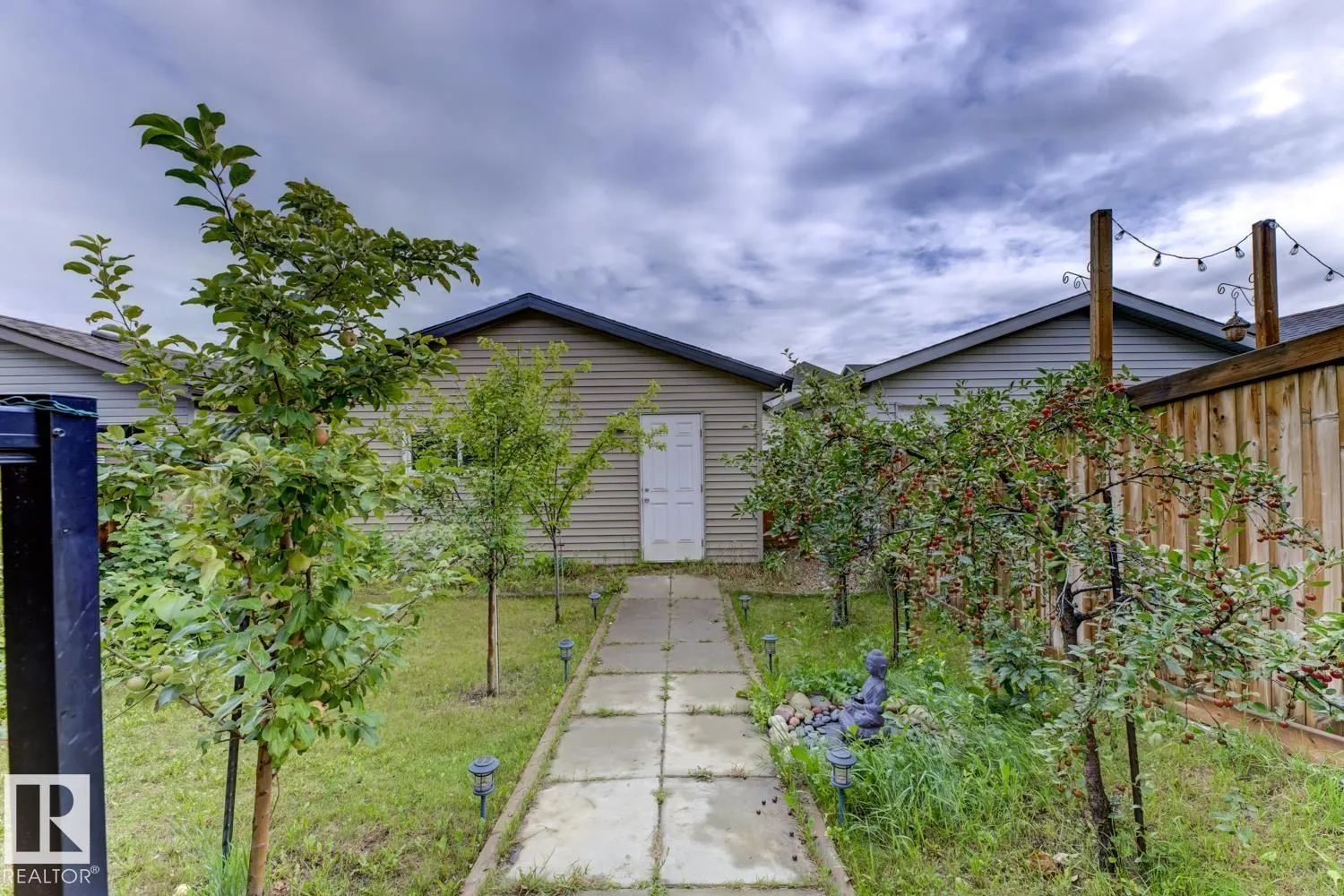 754 Eagleson Crescent
