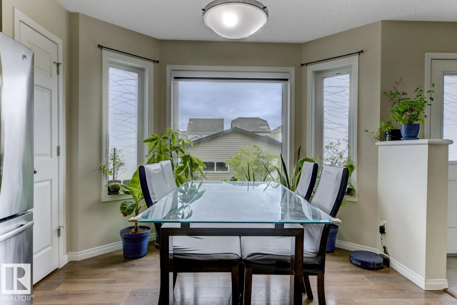 754 Eagleson Crescent