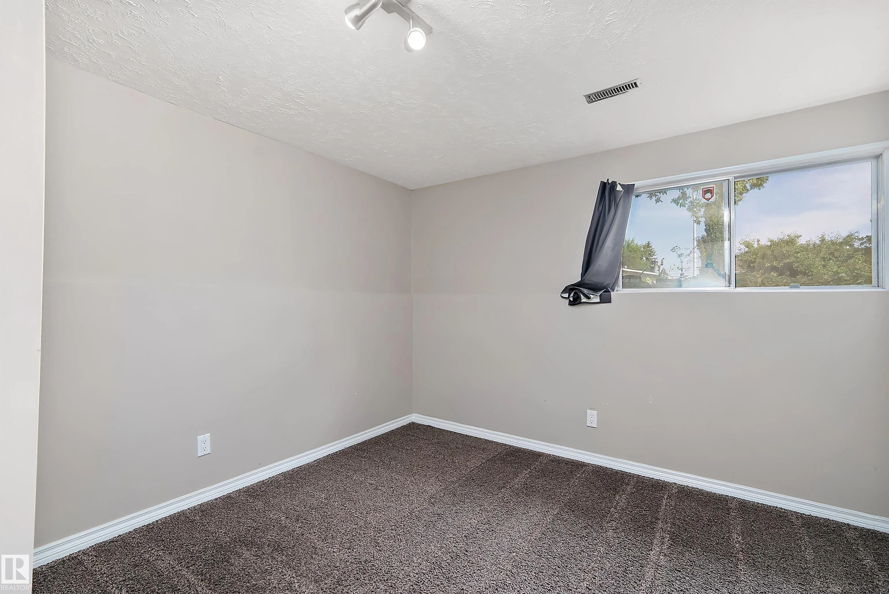 16 Camelot Crescent