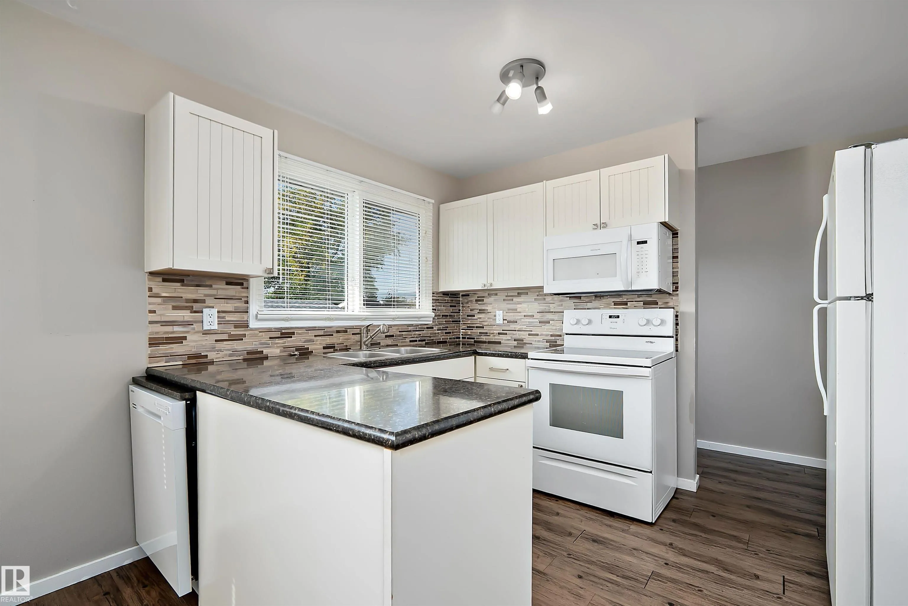 16 Camelot Crescent