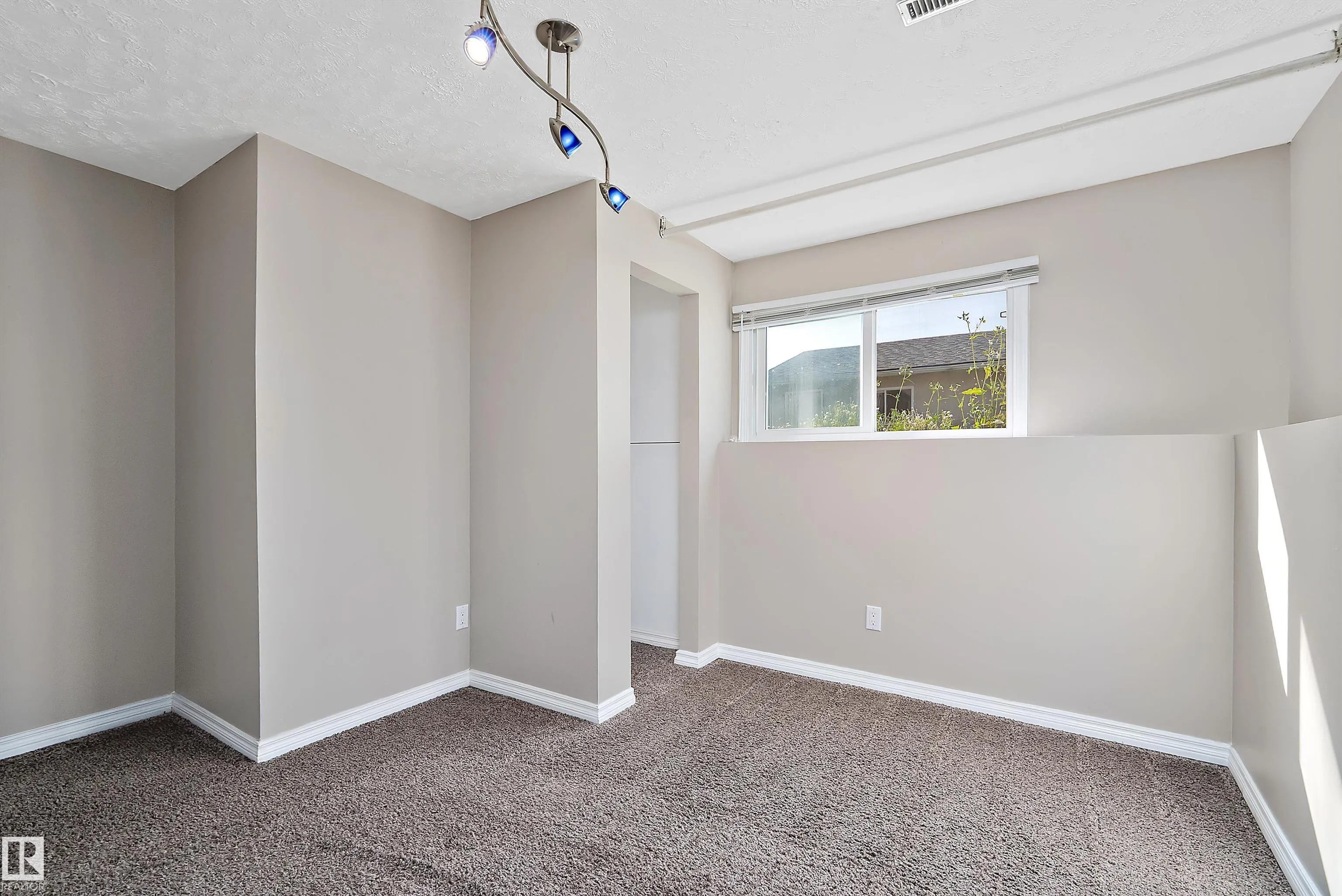 16 Camelot Crescent