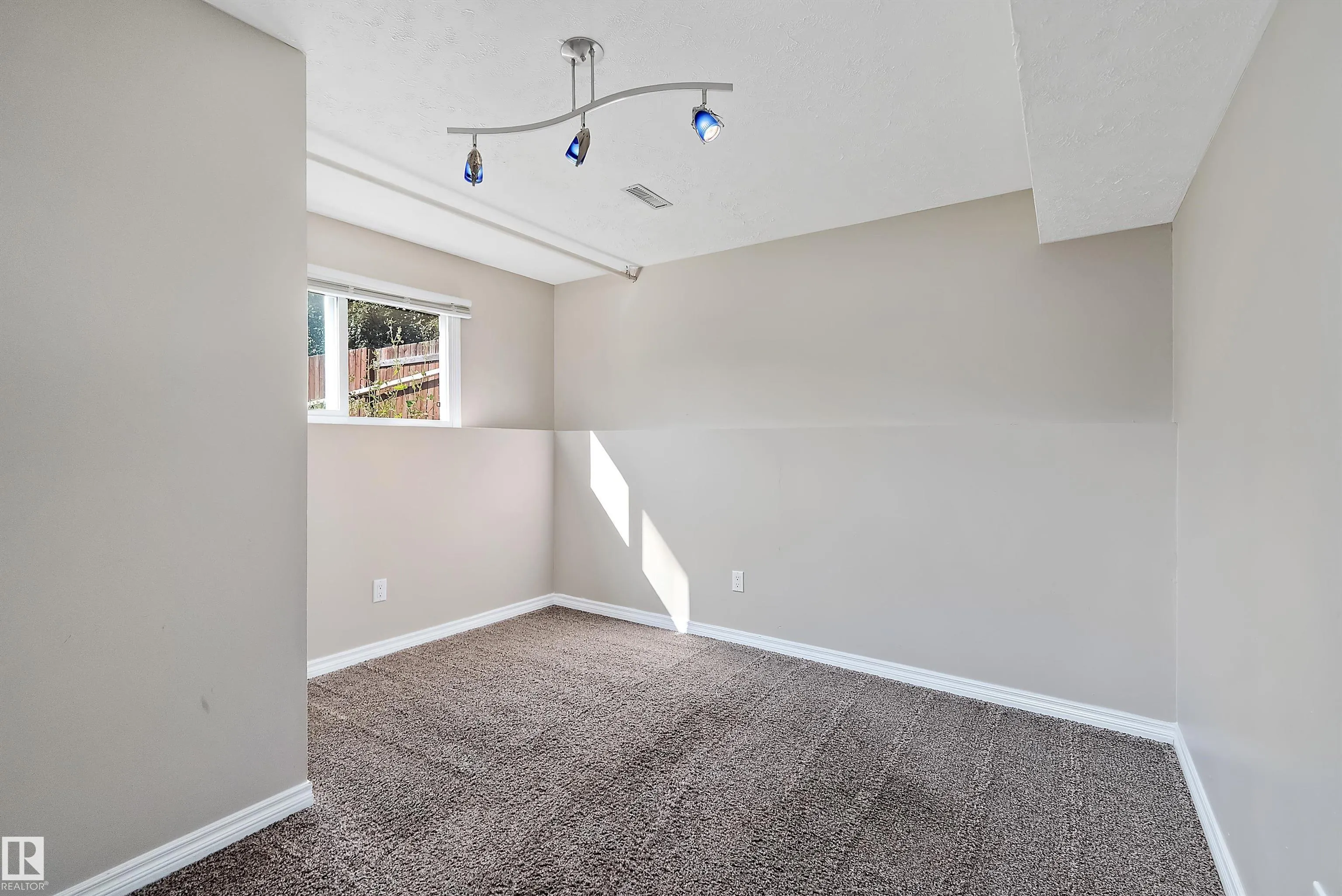 16 Camelot Crescent