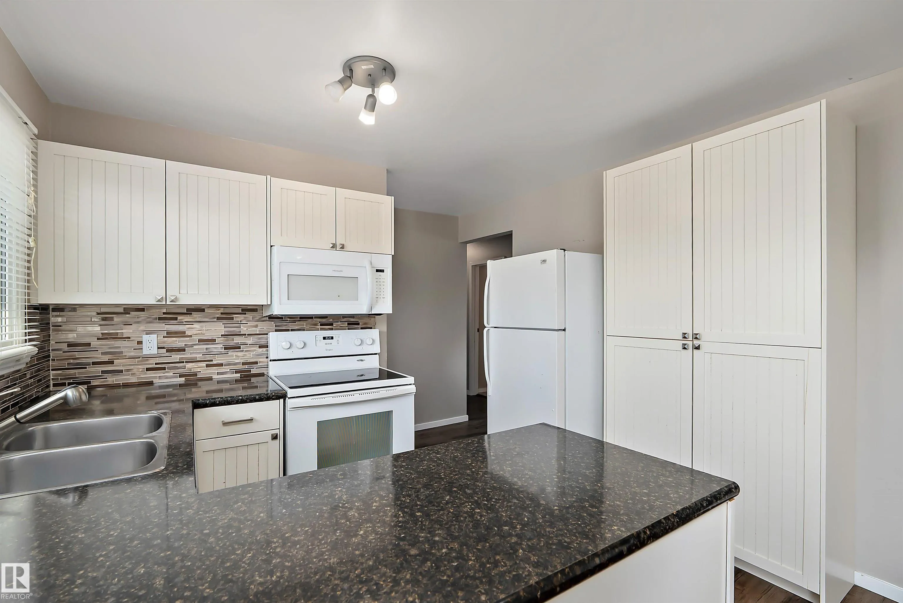 16 Camelot Crescent