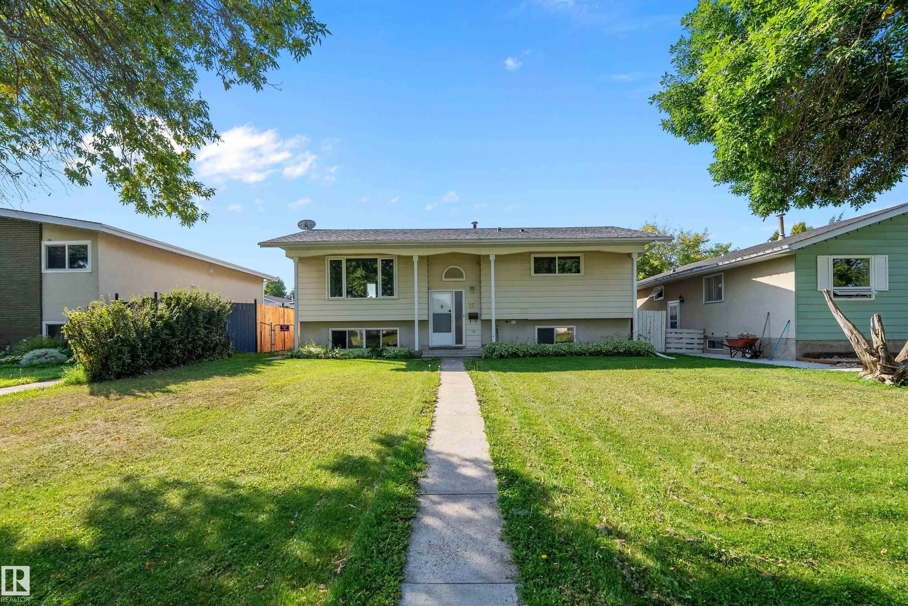 16 Camelot Crescent