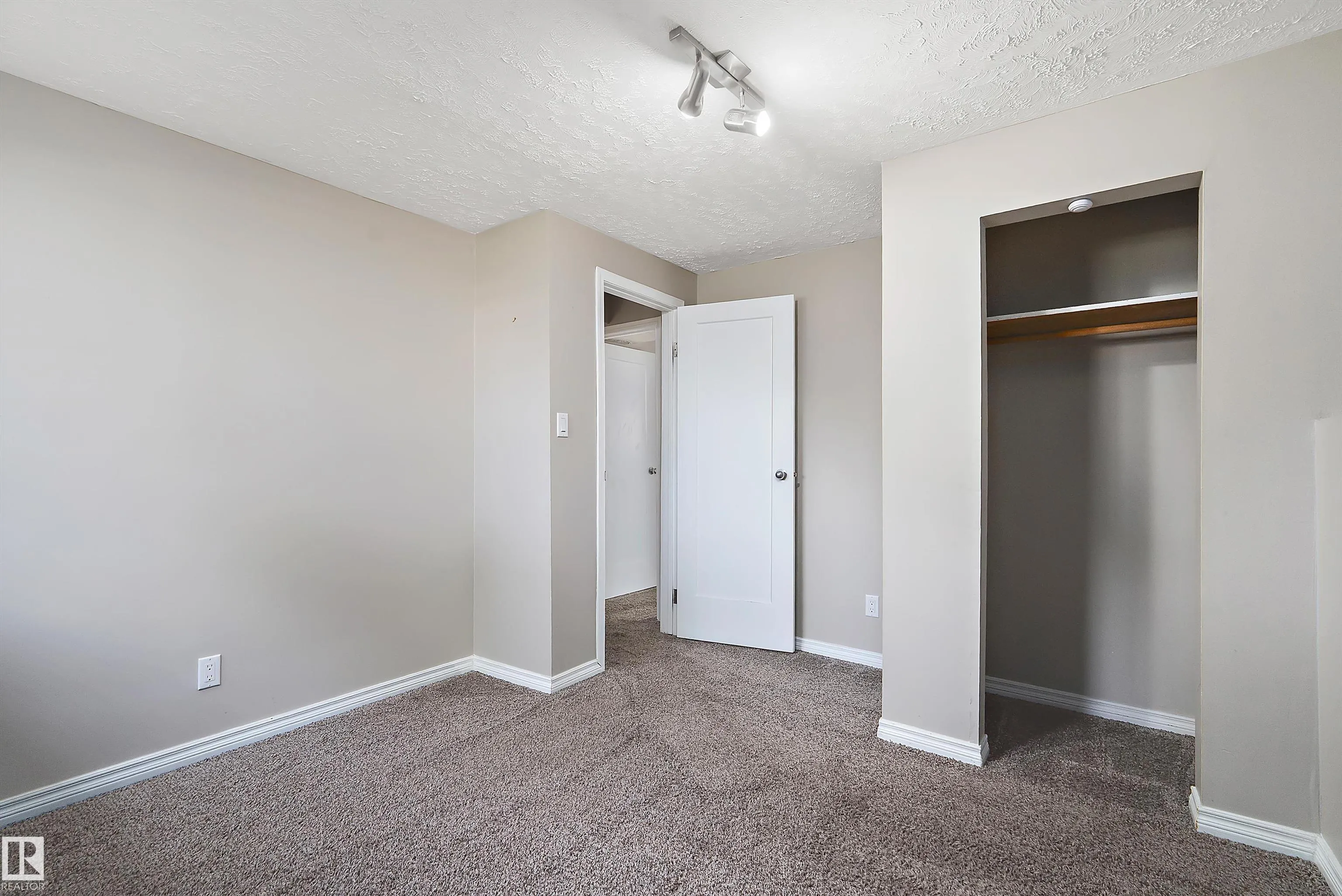 16 Camelot Crescent