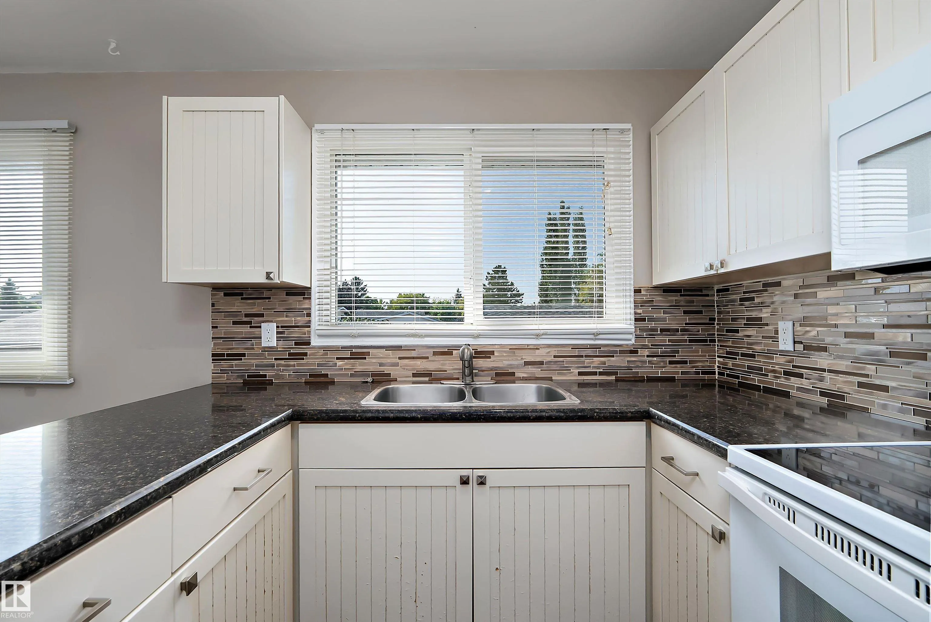 16 Camelot Crescent
