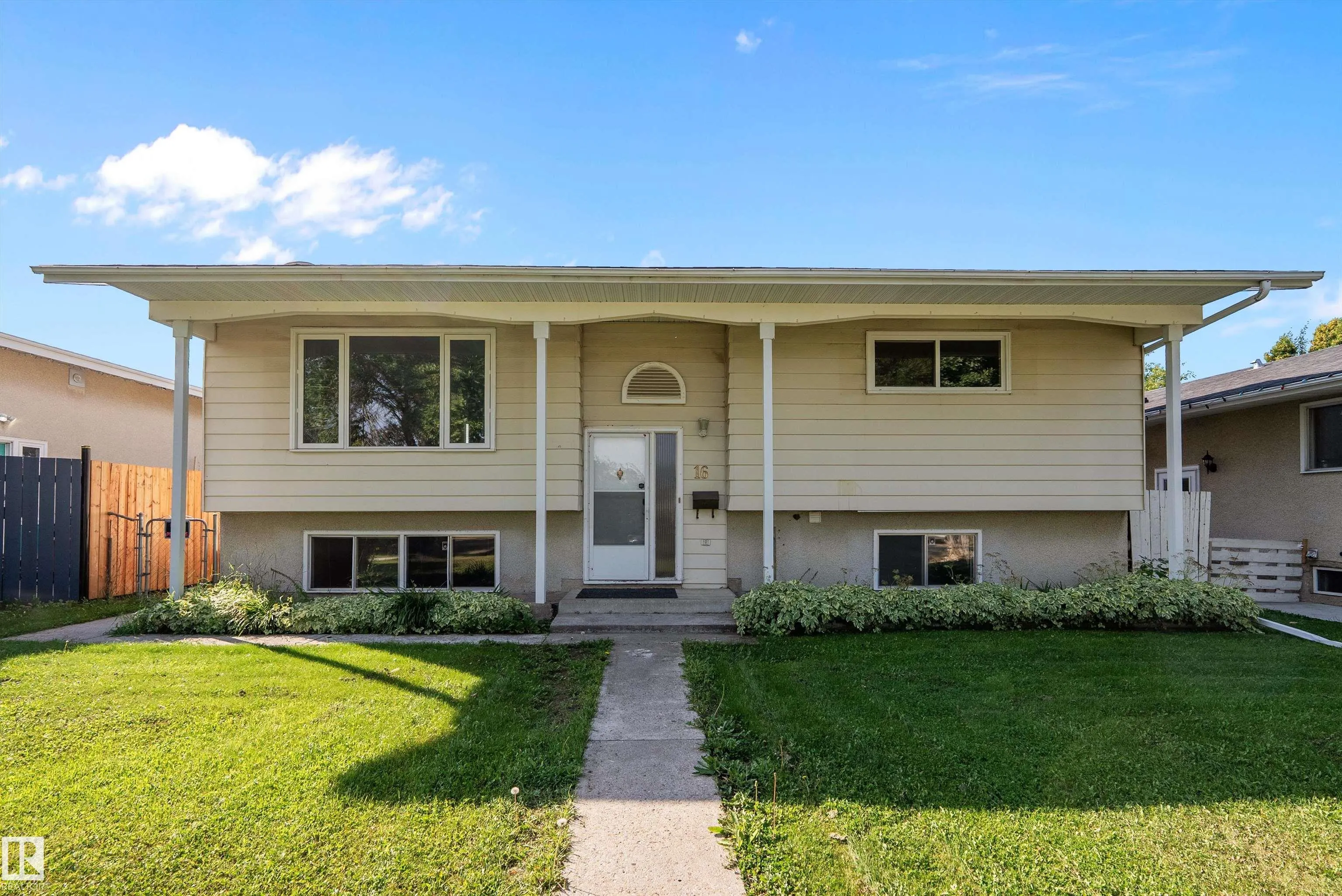 16 Camelot Crescent