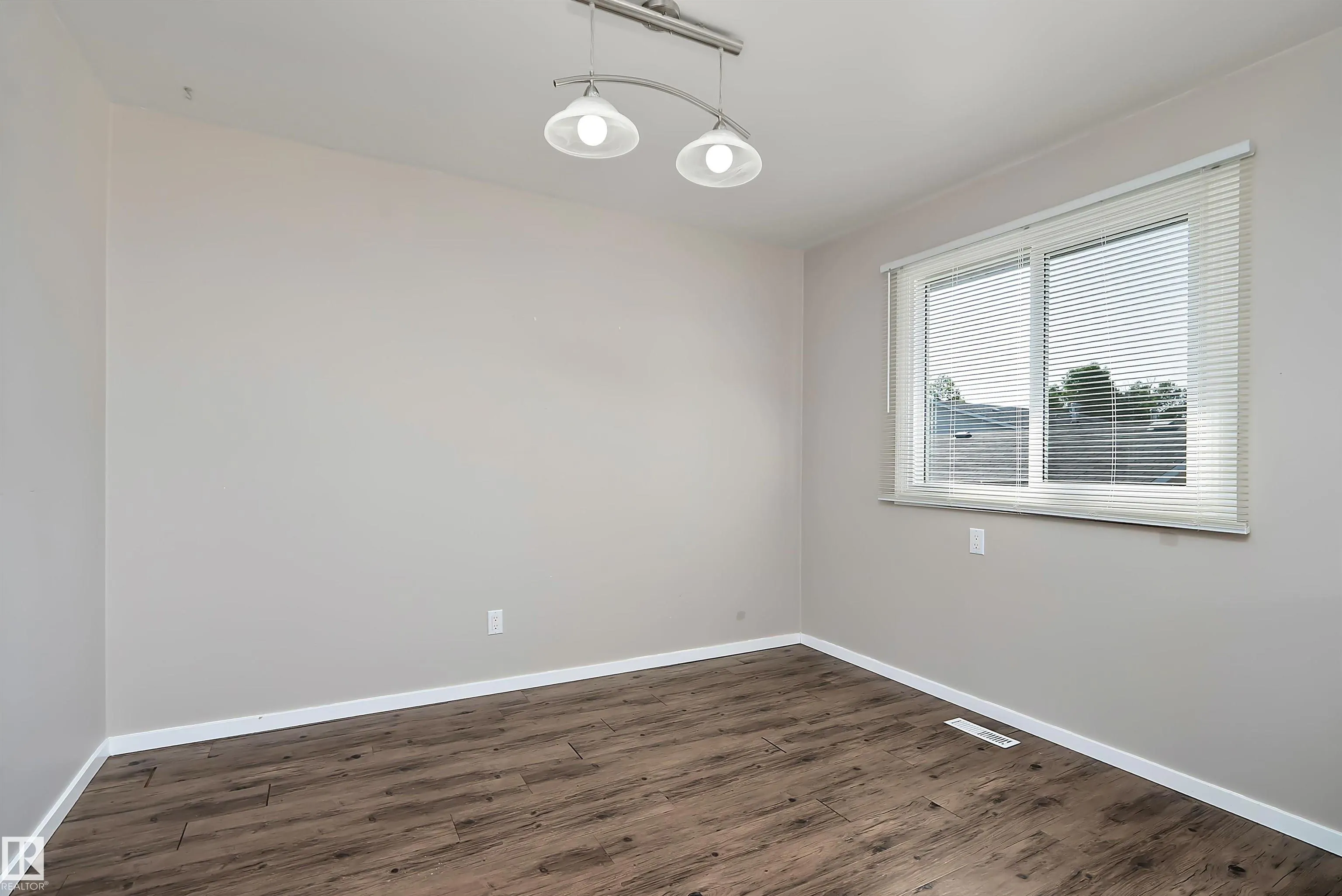 16 Camelot Crescent