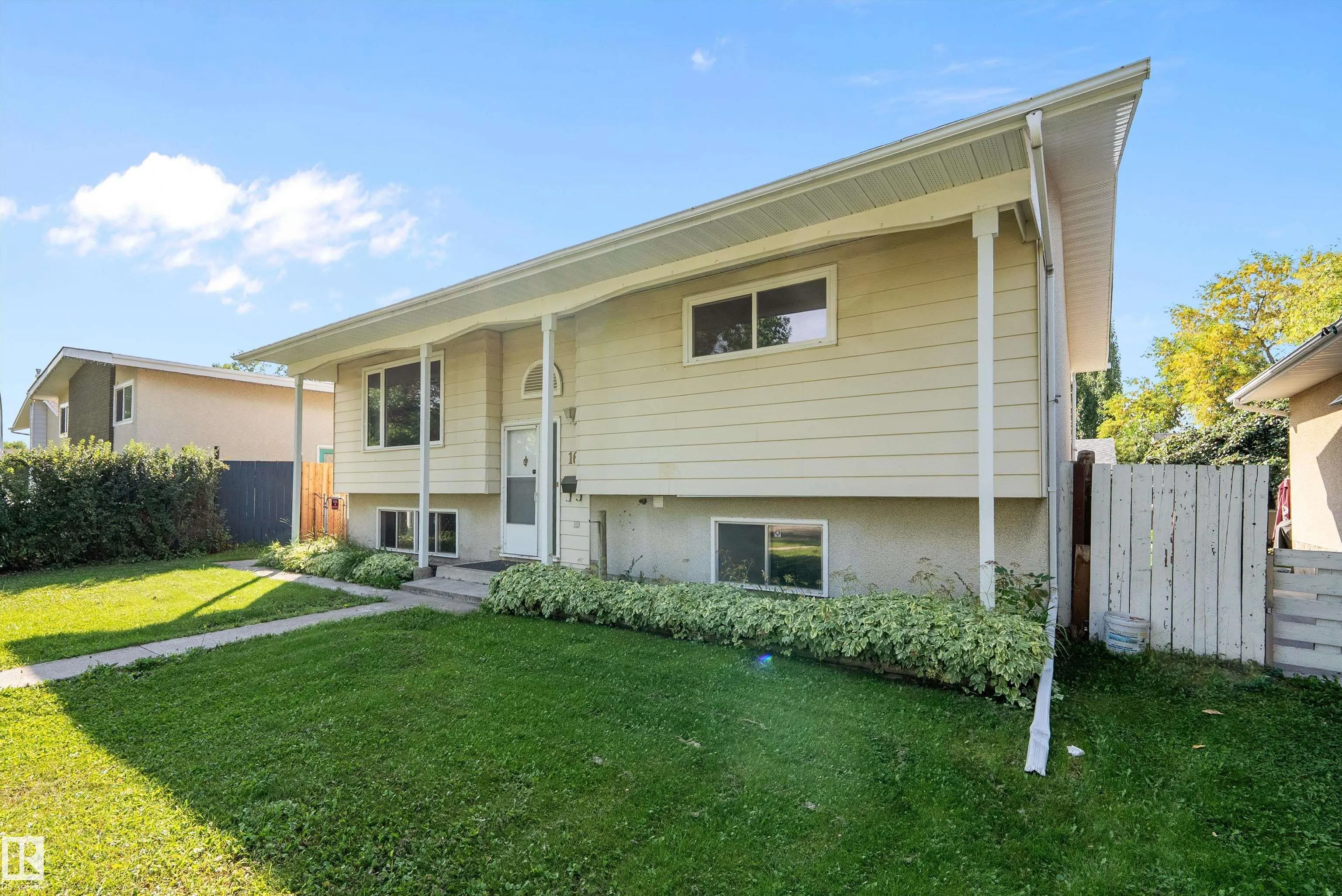 16 Camelot Crescent