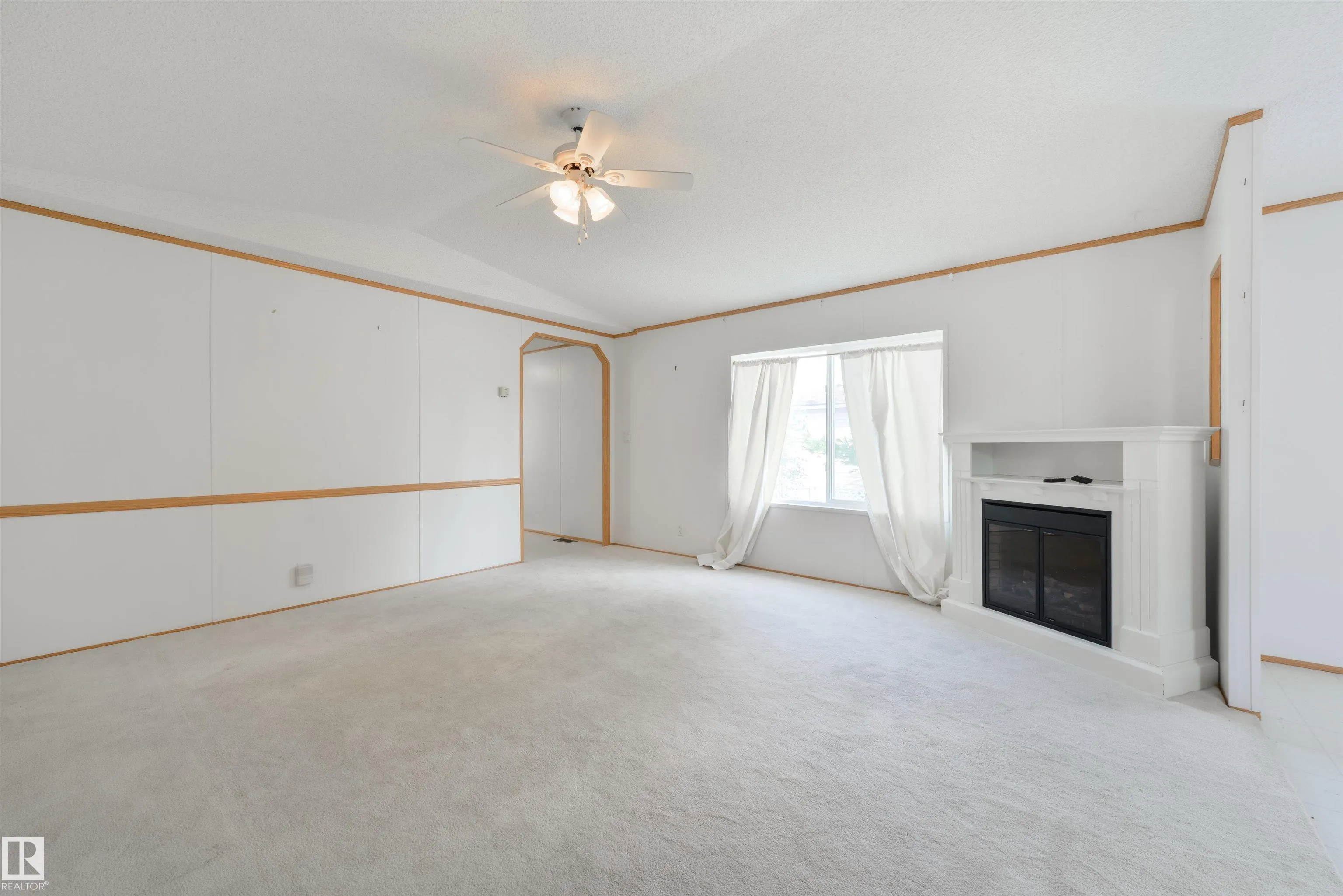 2835 Lakeside Close